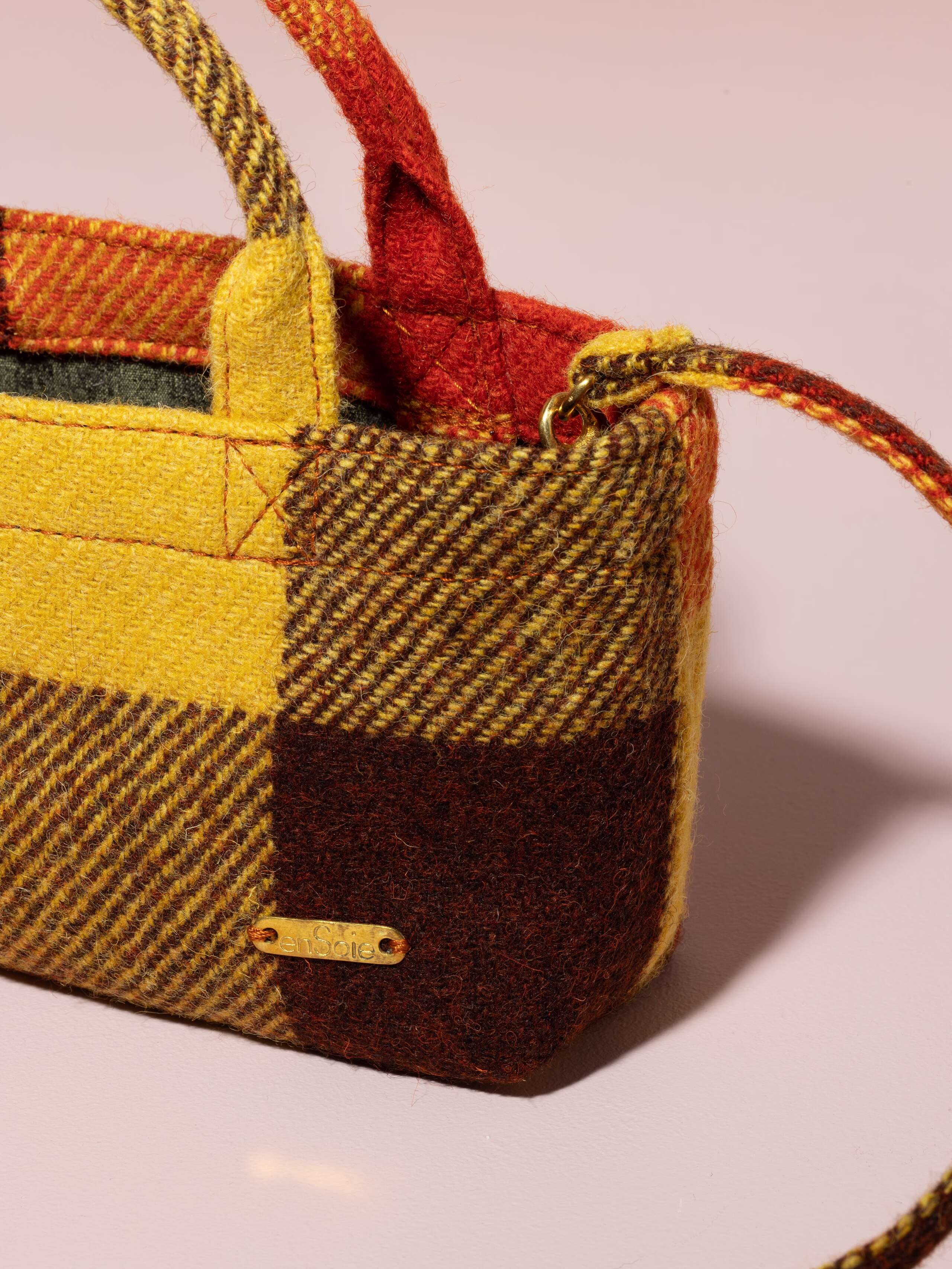 Picture of a detail of a small handbag made of cognac velvet fabric