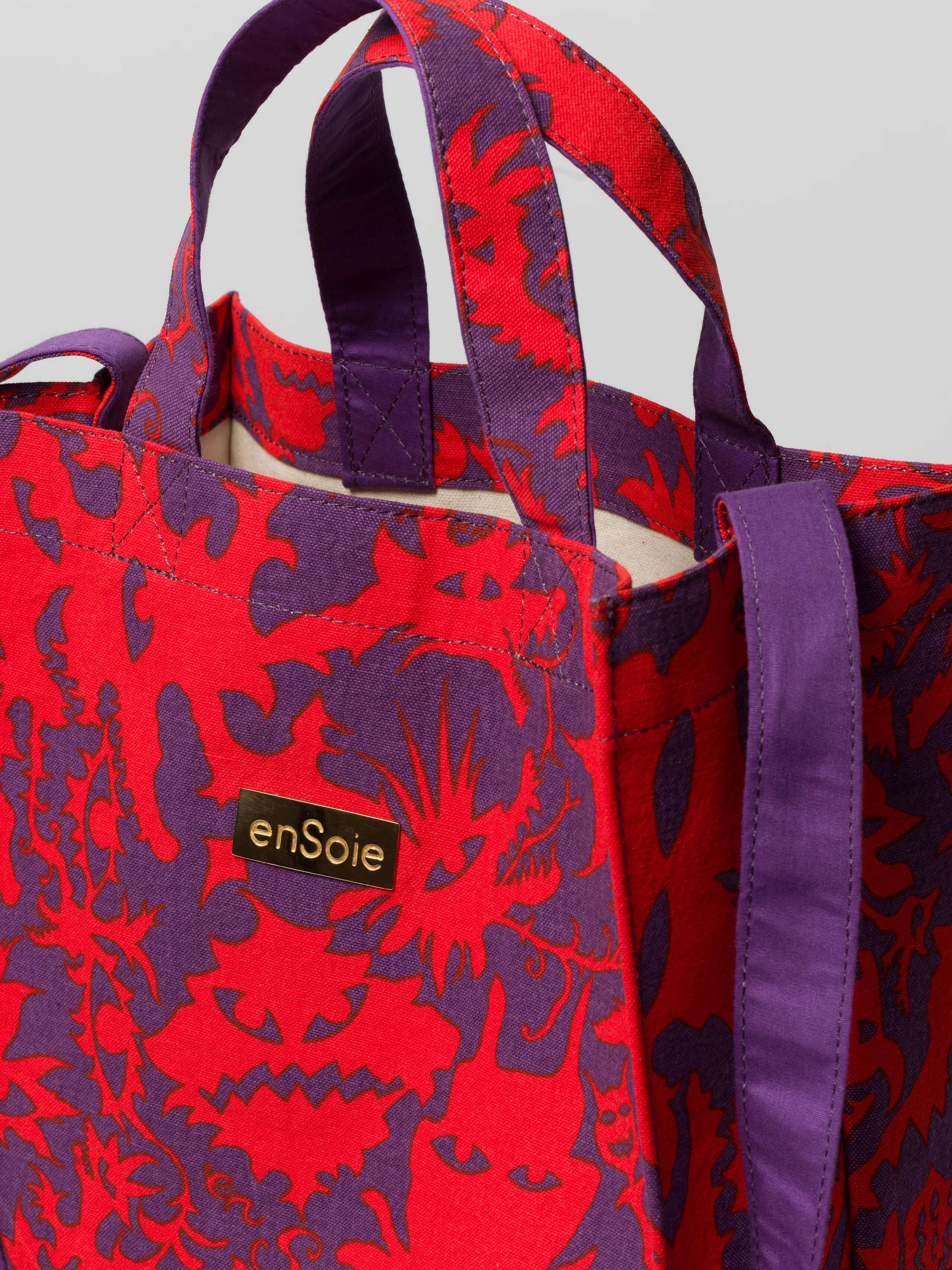 Picture of a detail of a colourful shopper bag