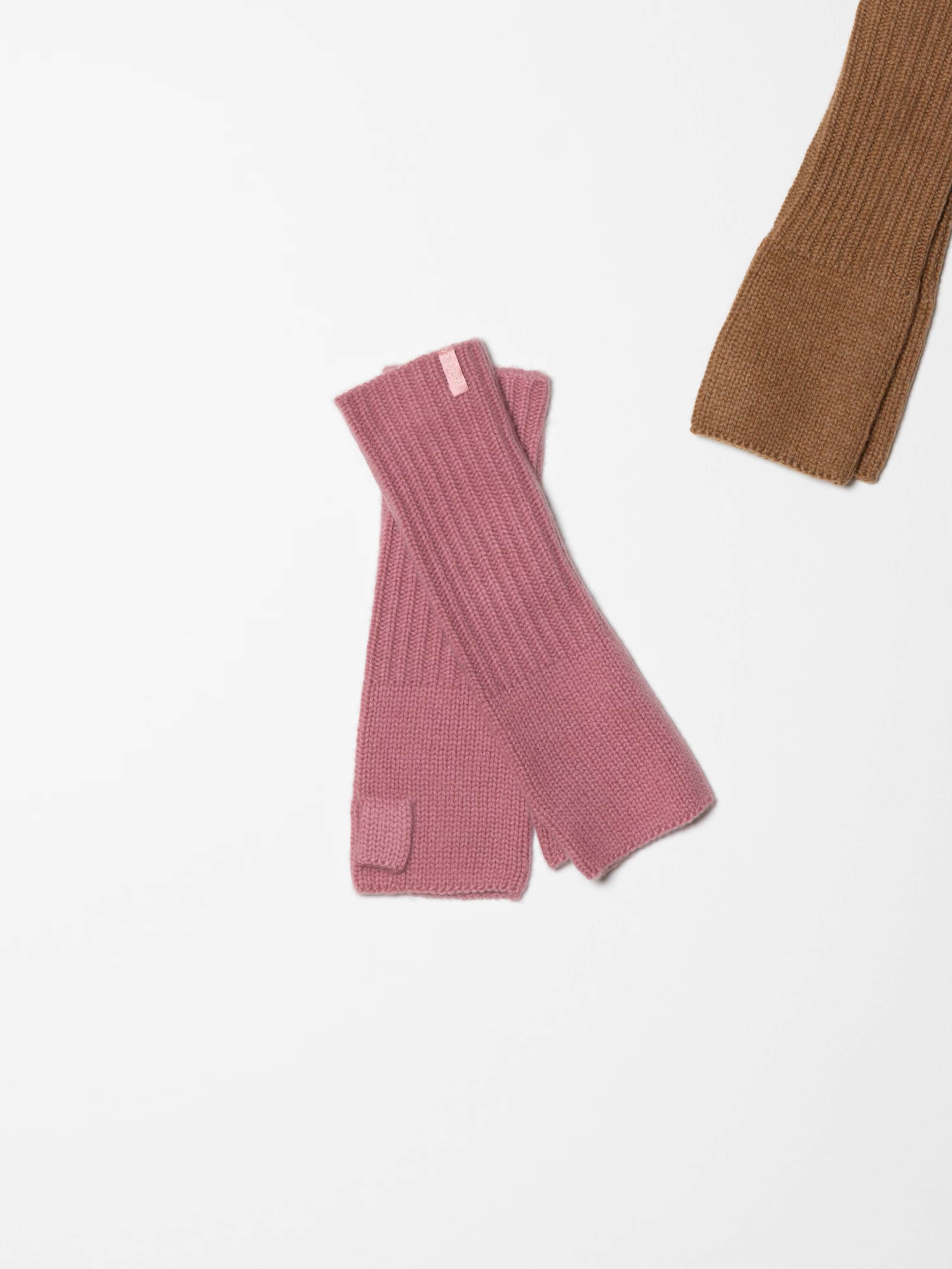 Frida mittens in rose pink cashmere