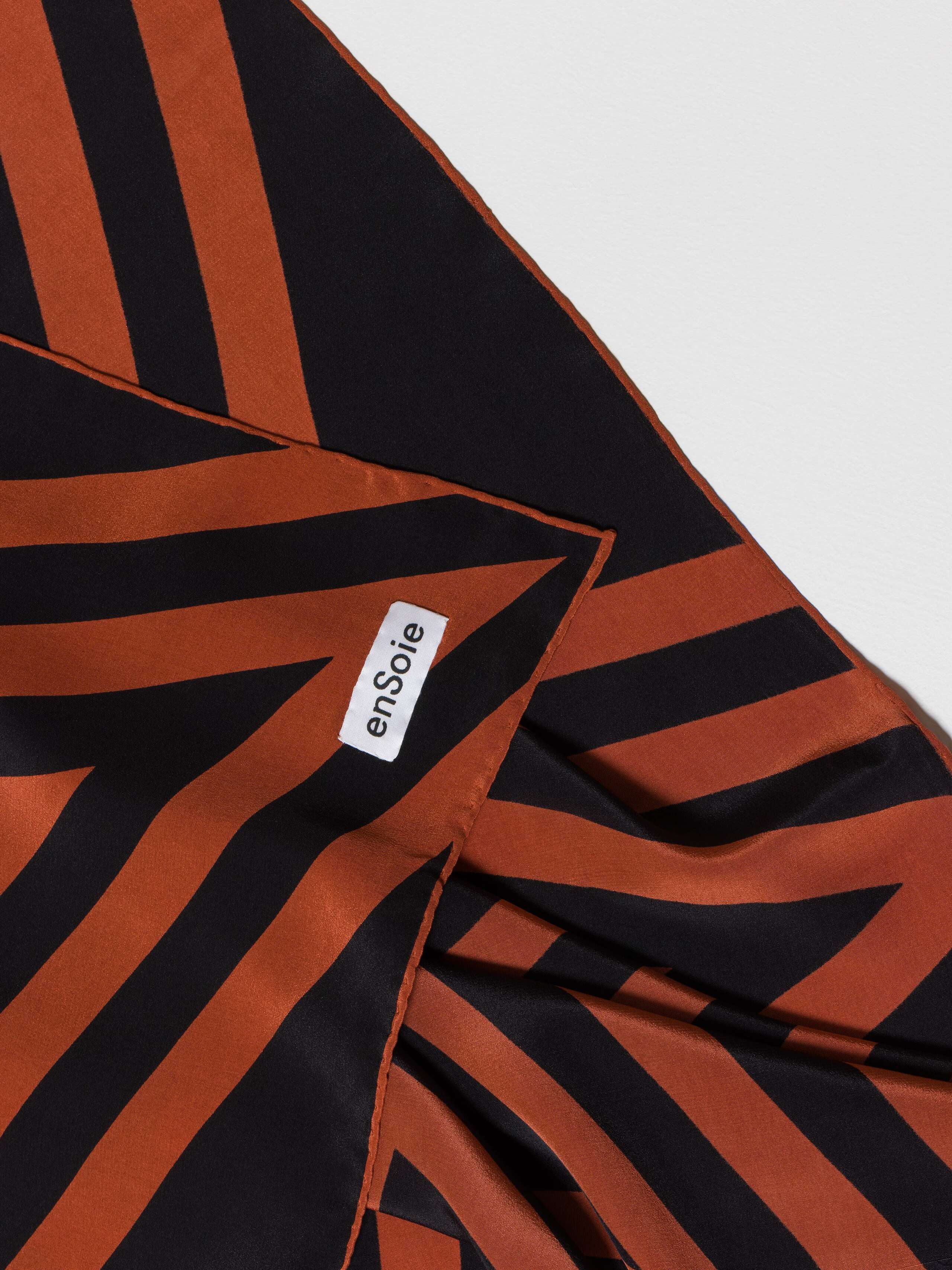 Carré Foulard in Black and Rust with Star Print