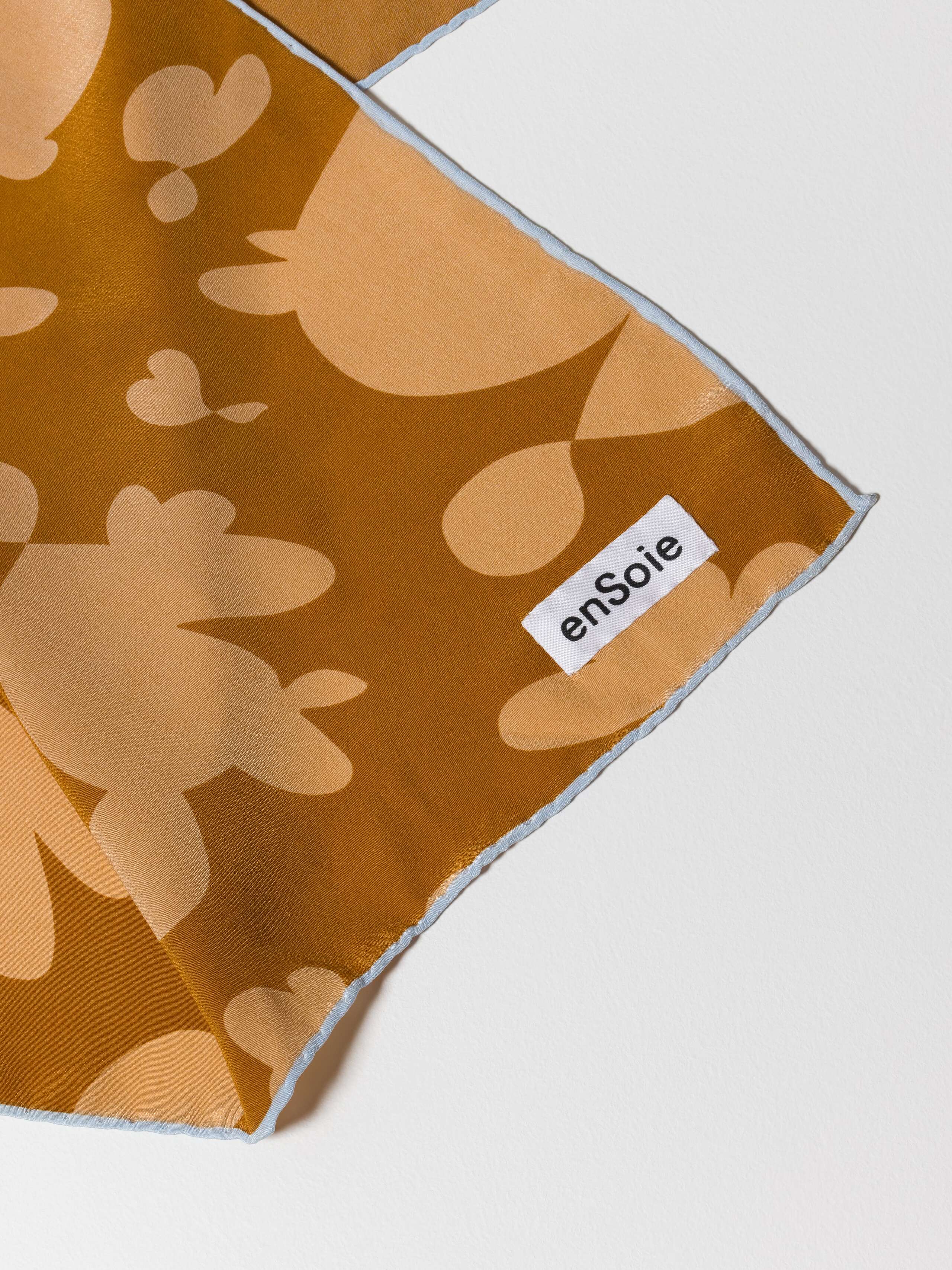 Inspiring Hearts Foulard Print in Hay Wheat Carré Foulard