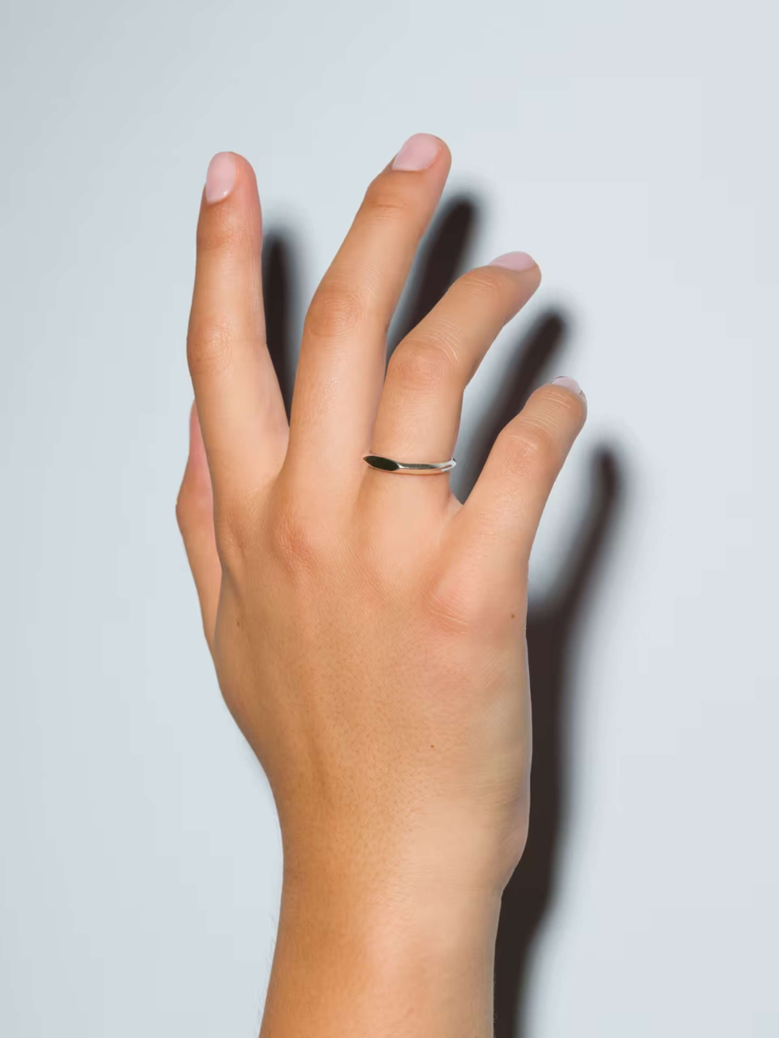 Hand with Ida ring eye in plain