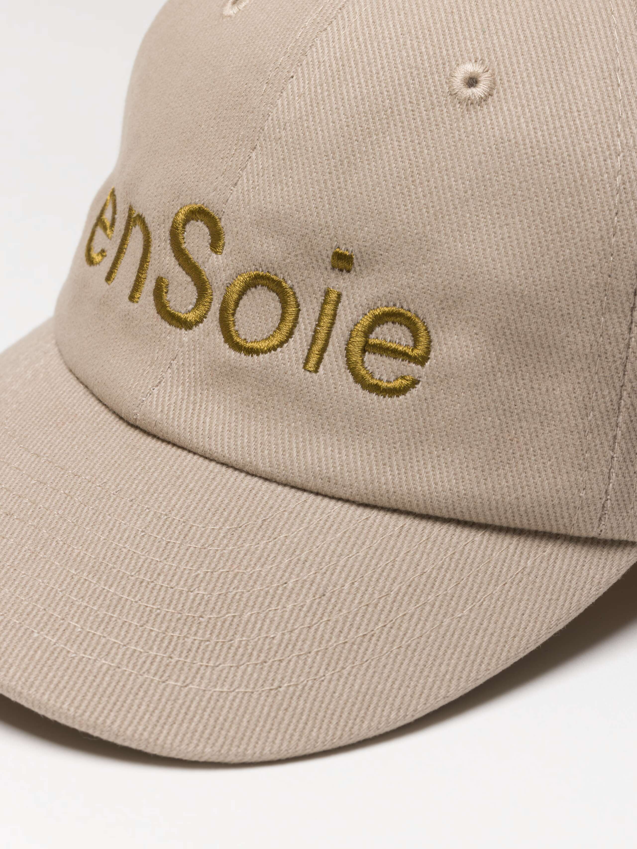 Embroidered caps in classic colour combinations with ensoie logo
