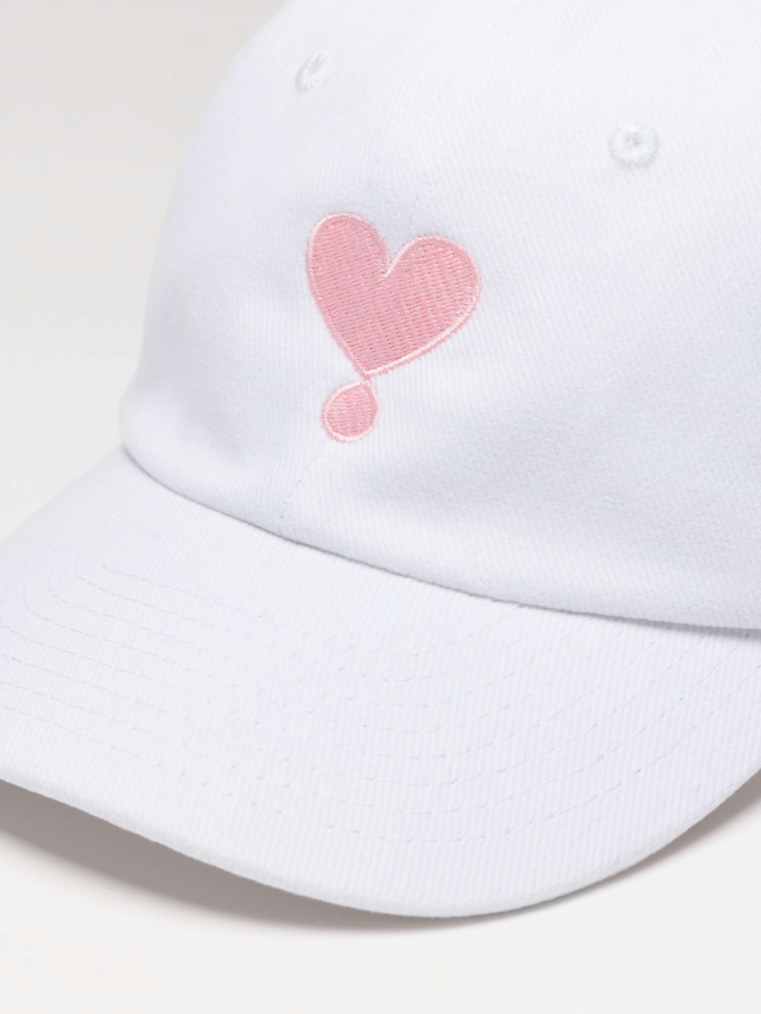 Embroidered caps in classic colour combinations with ensoie heart logo