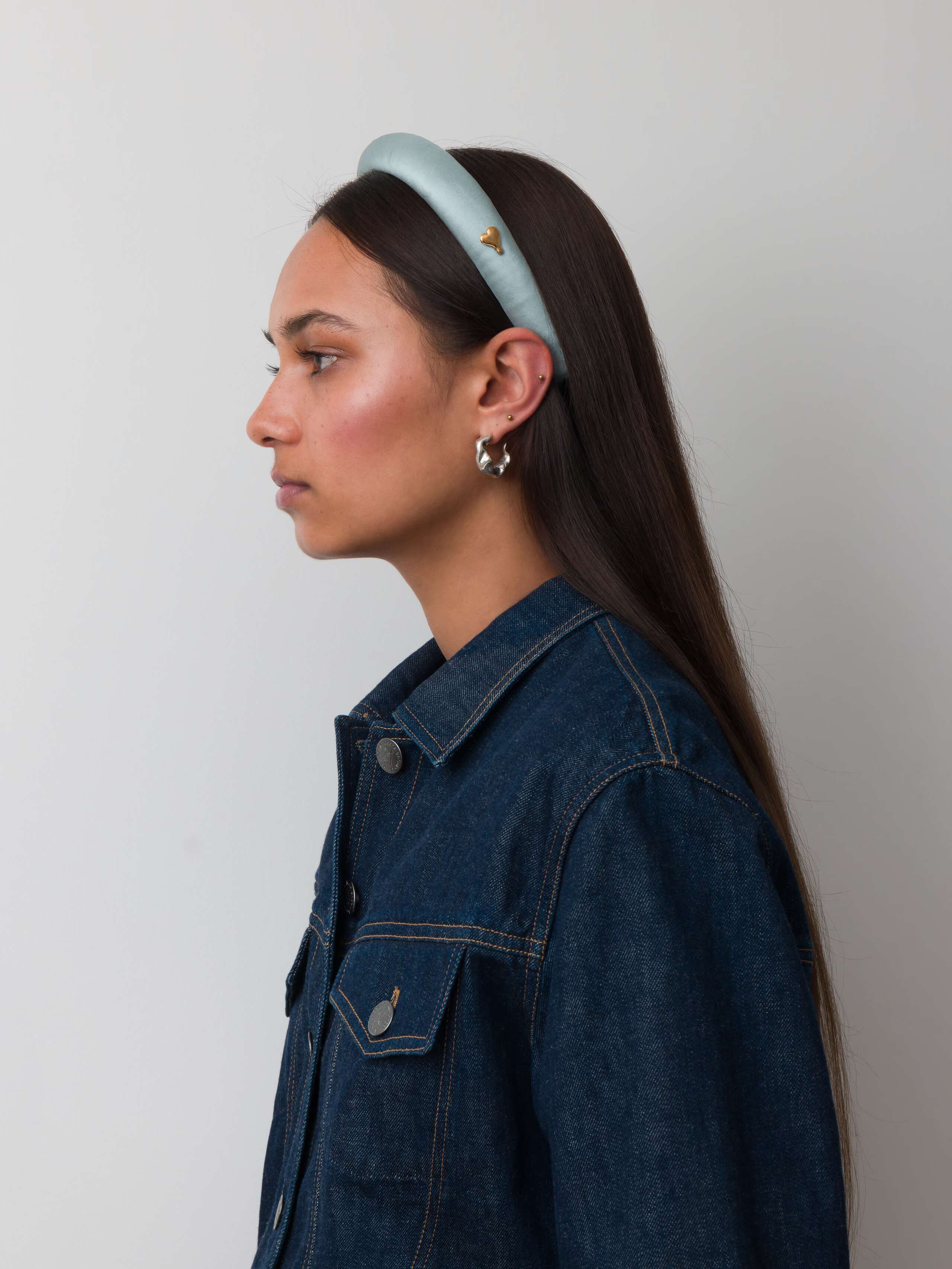 Hairband in light blue silk doupion on a model