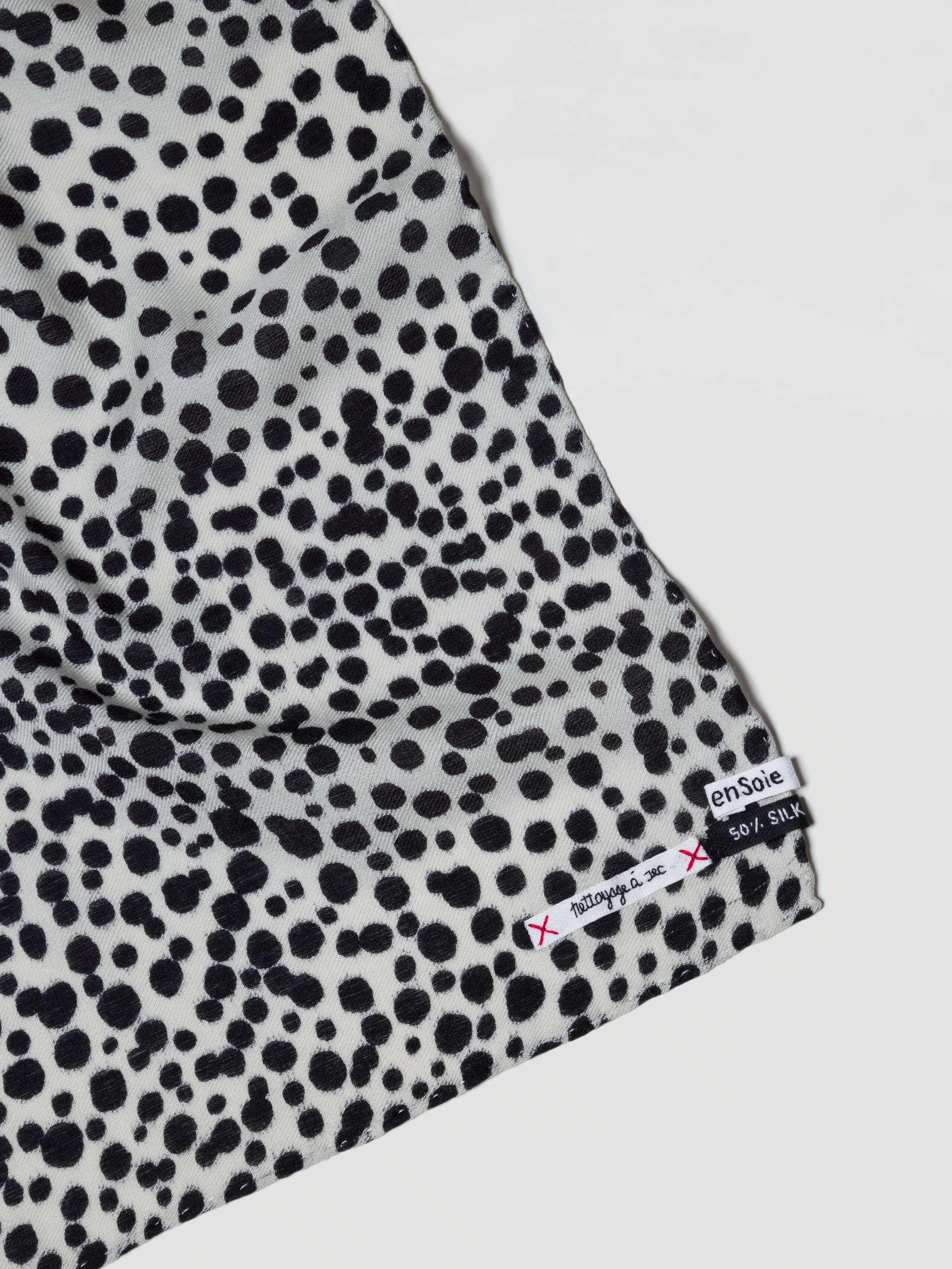 Close up of Leo scarf in black