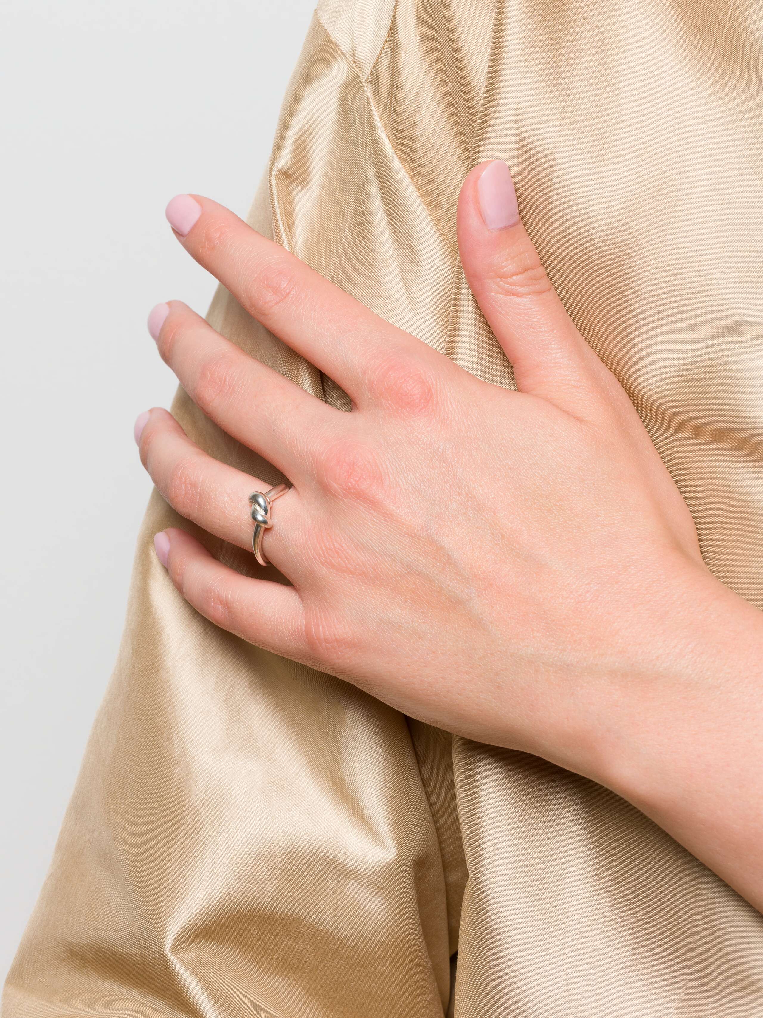 Pierre ring in sterling silver worn by model