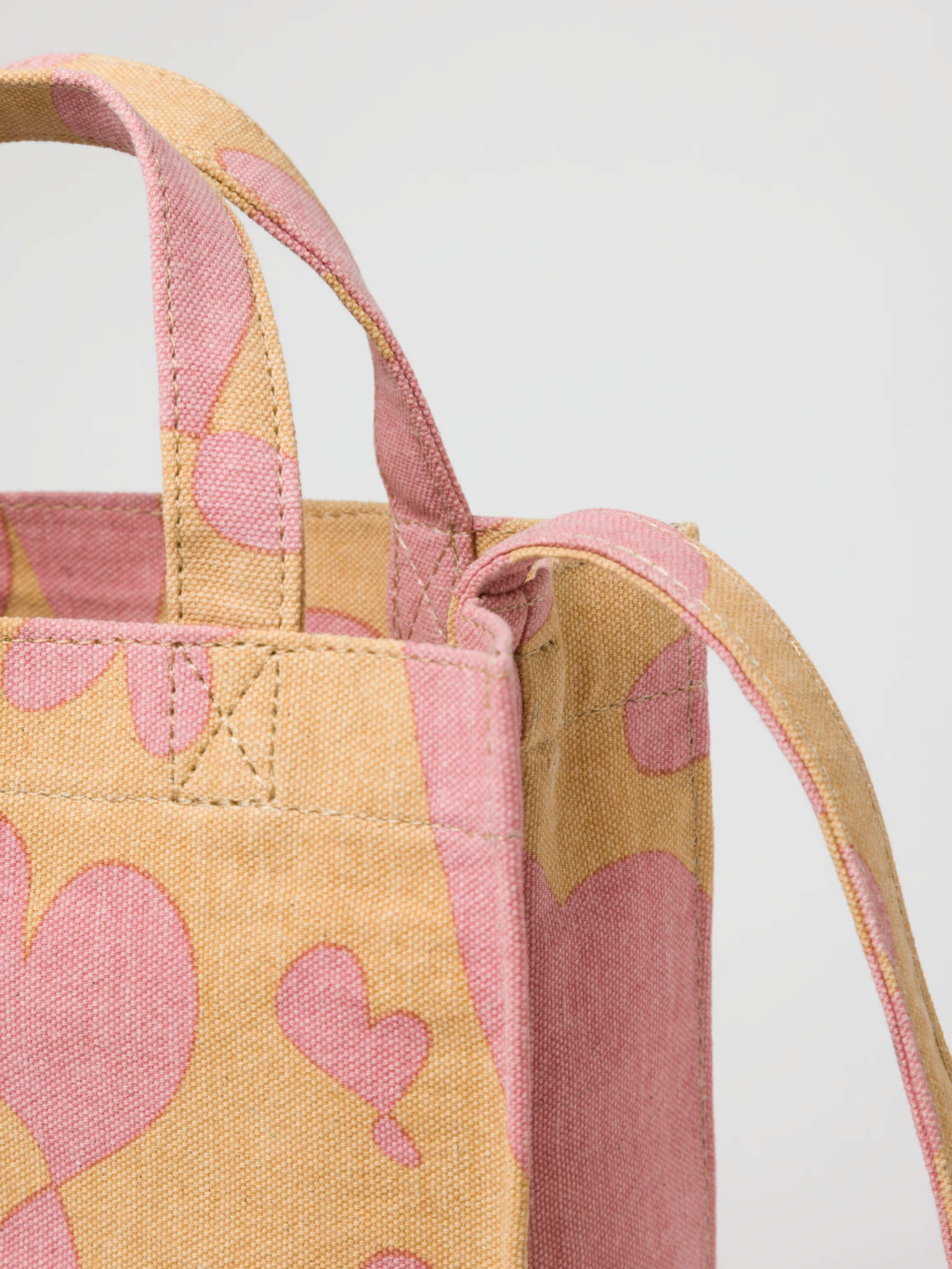 Picture of a detail of a bag in rose and beige shades