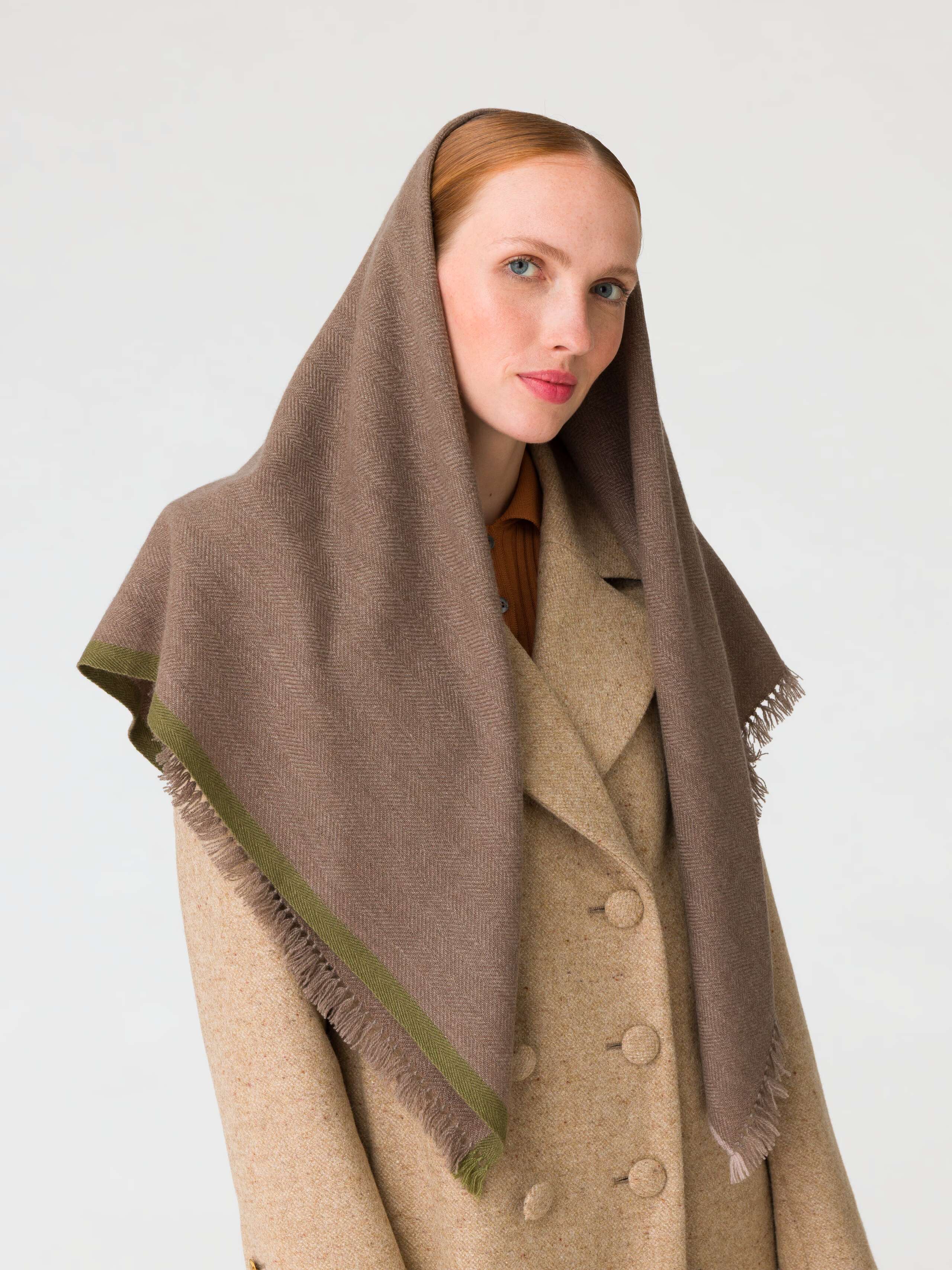 Blia Stole in Mountain brown on Model