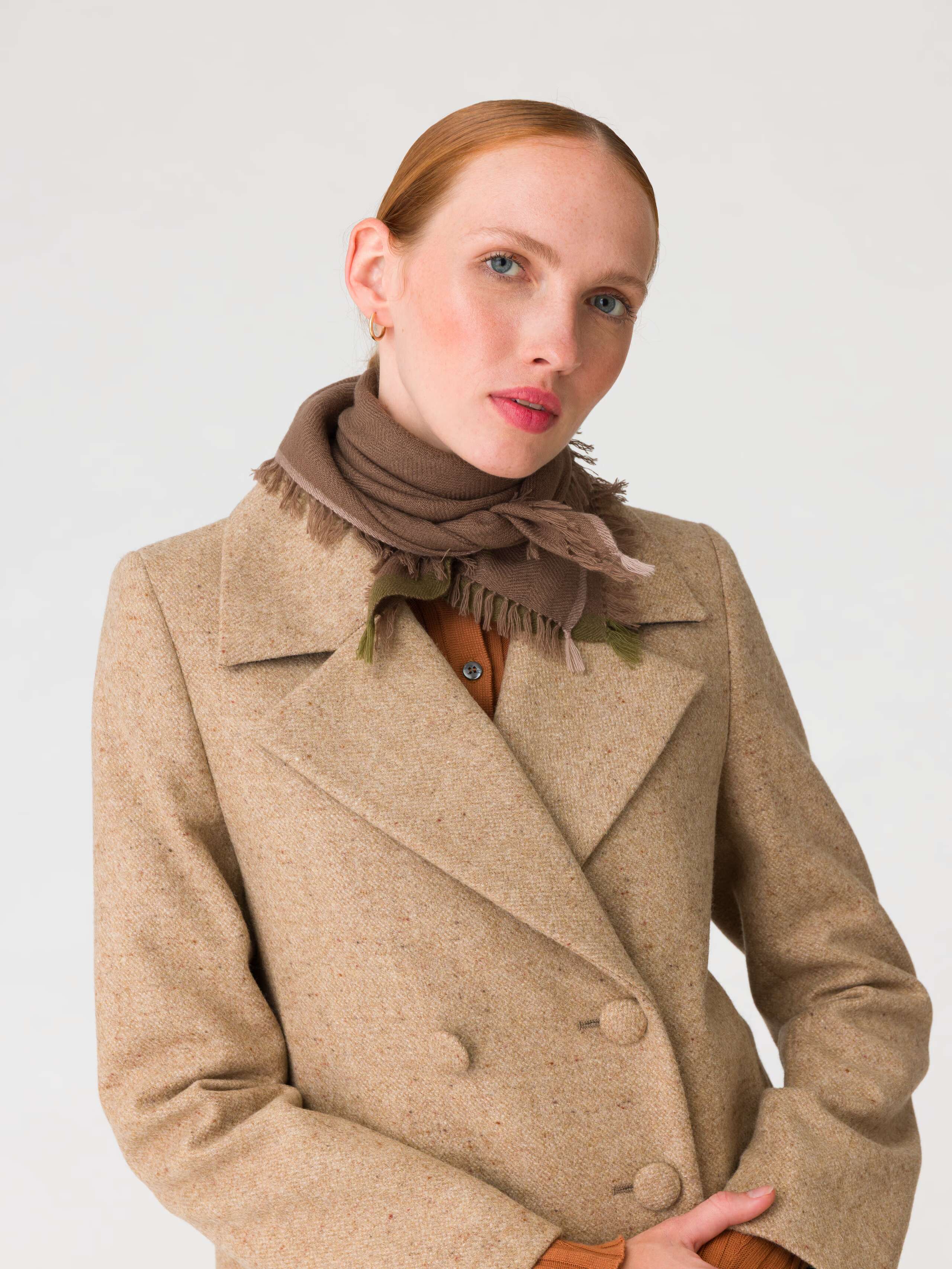 Blia Stole in Mountain brown on Model