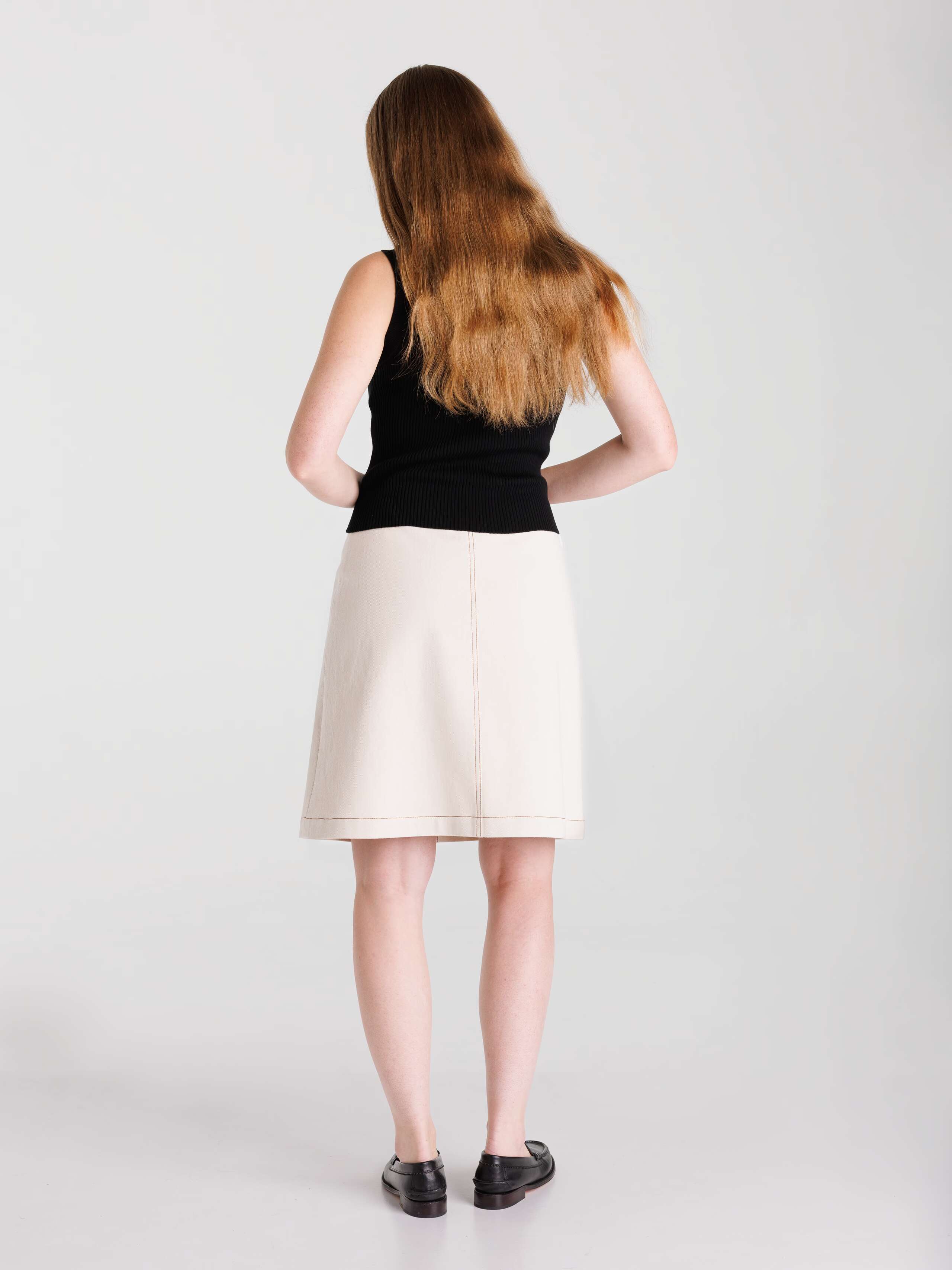 Isold skirt in denim, ecru worn by model