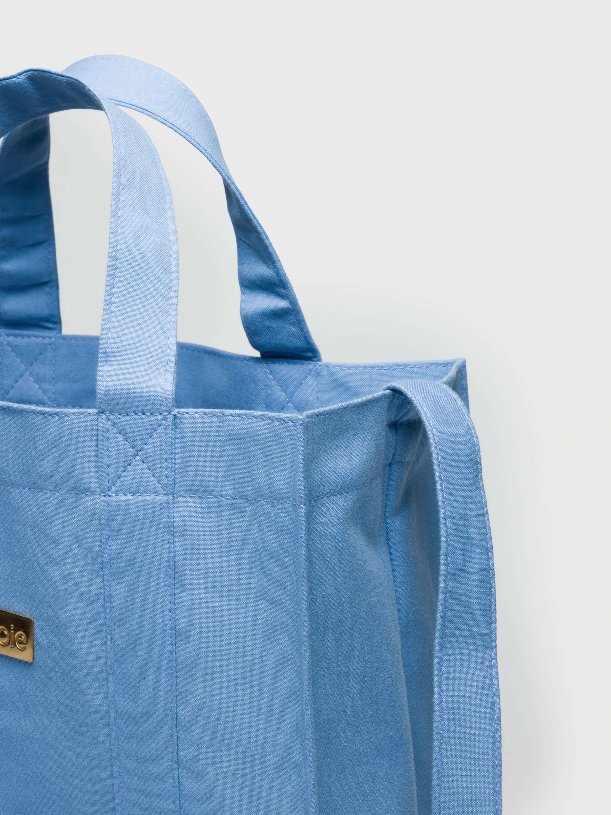 Cabas bag in uni cerulean blue, detail of strap