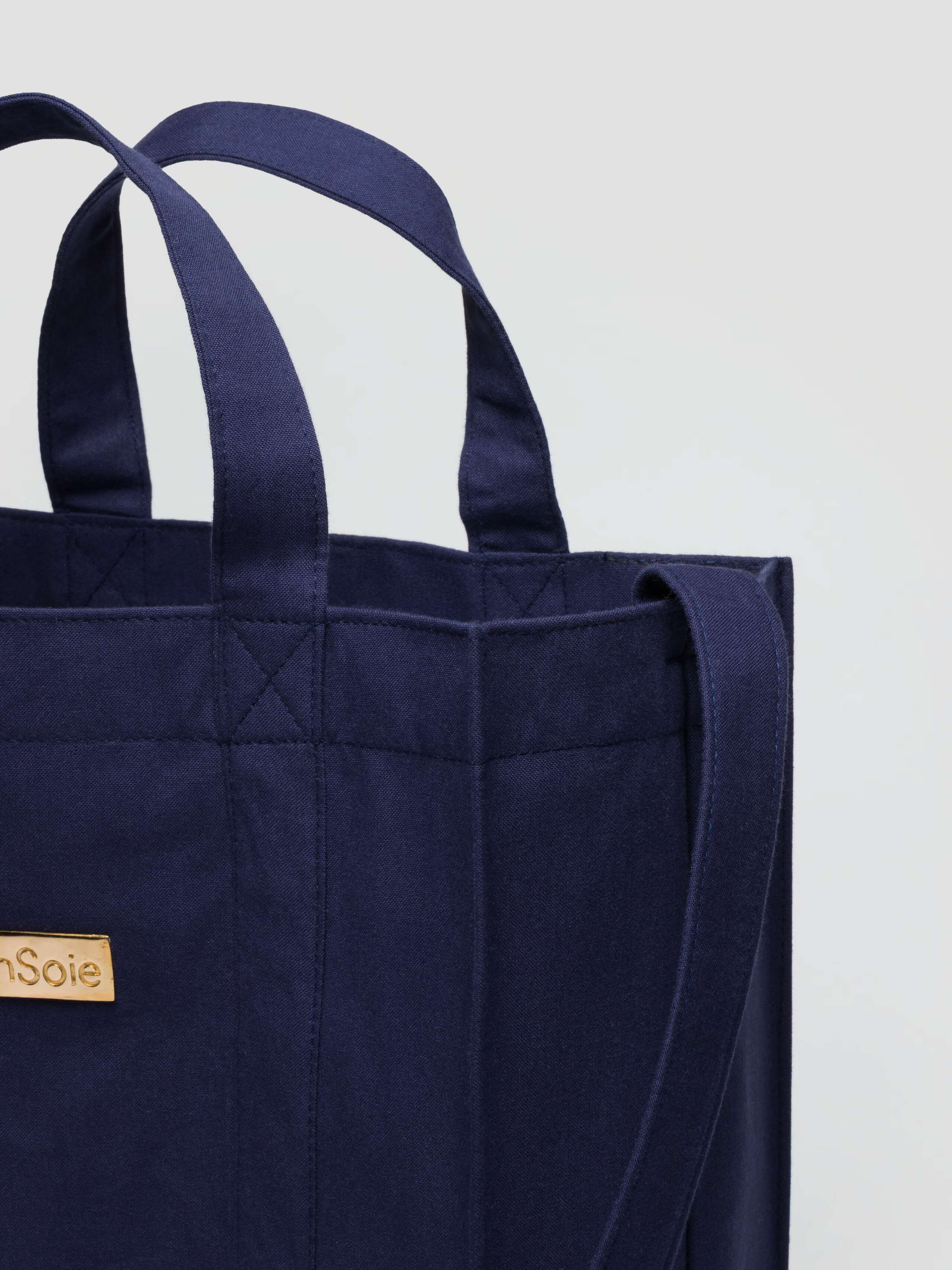 Cabas bag in uni Zurich Navy, strap detail