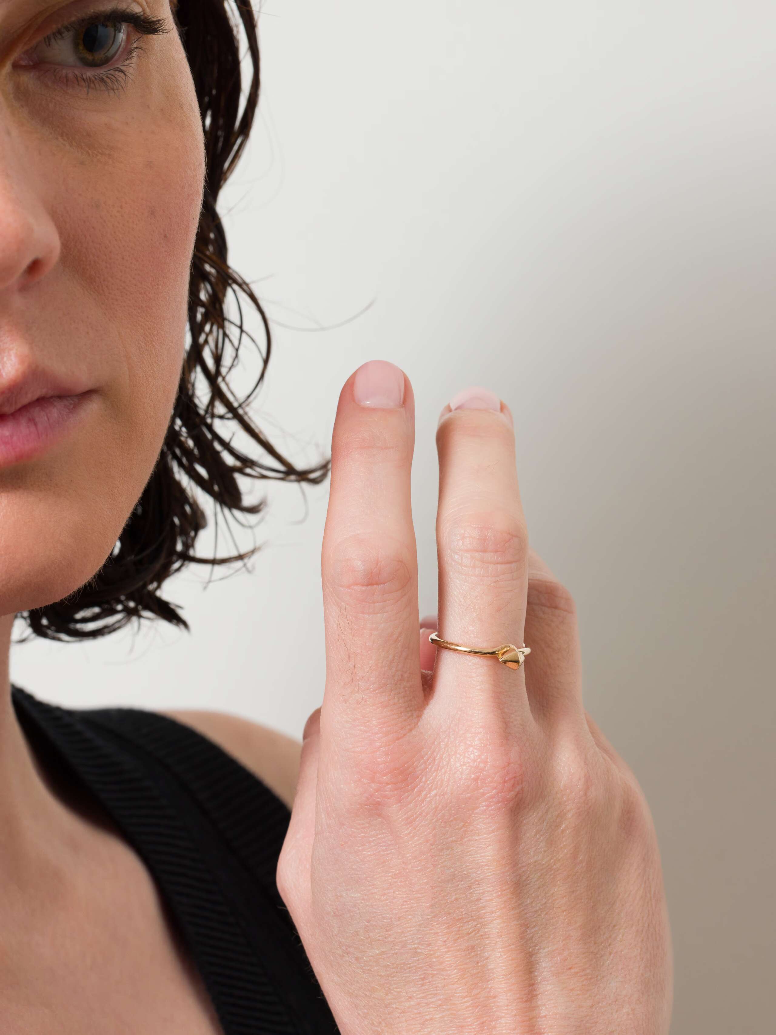 Rhomb ring in 9 Karat gold worn by model