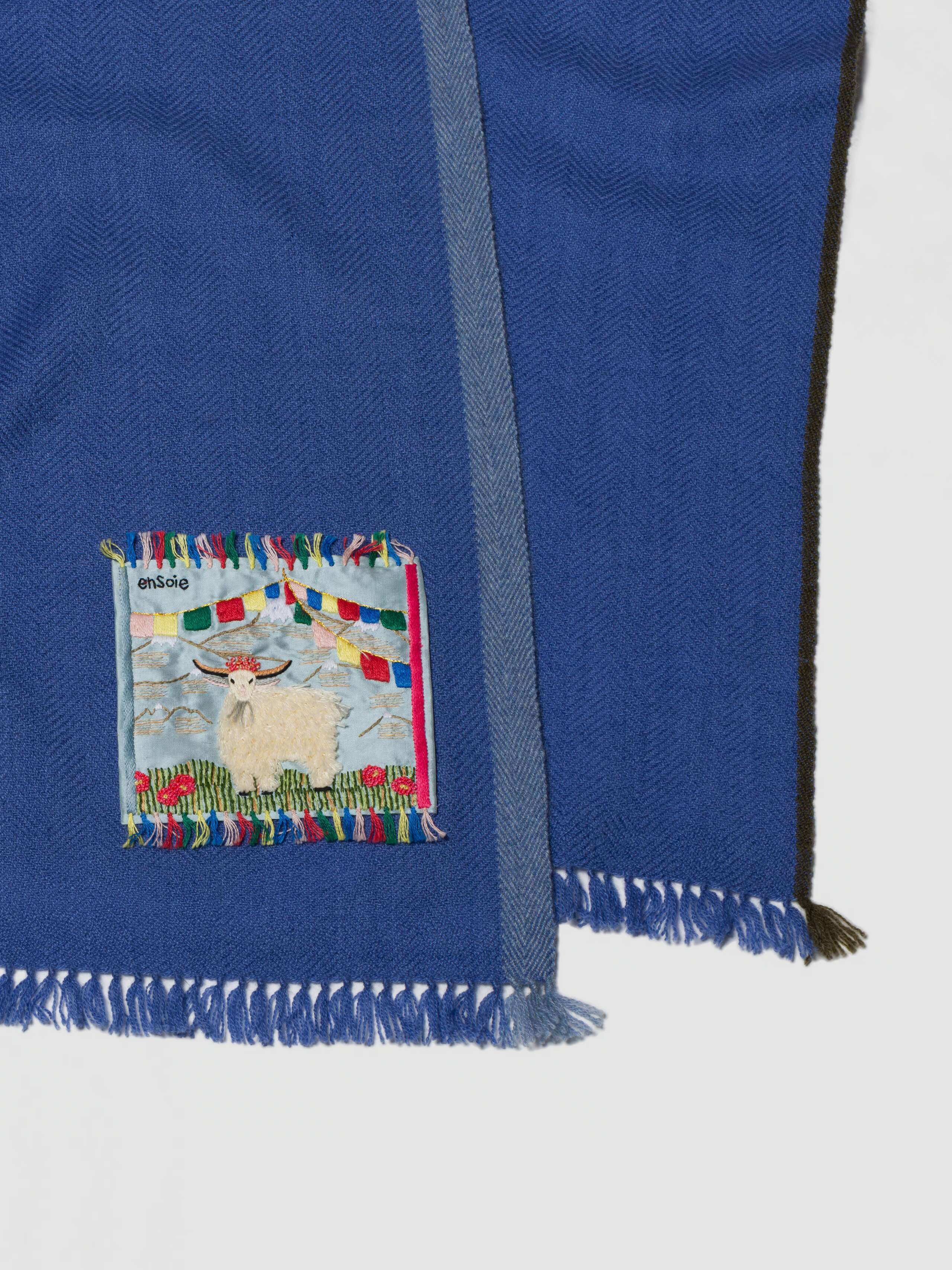Detail picture of Cashmere Blia stole 130cm in Violet Blue with hand-embroidered label