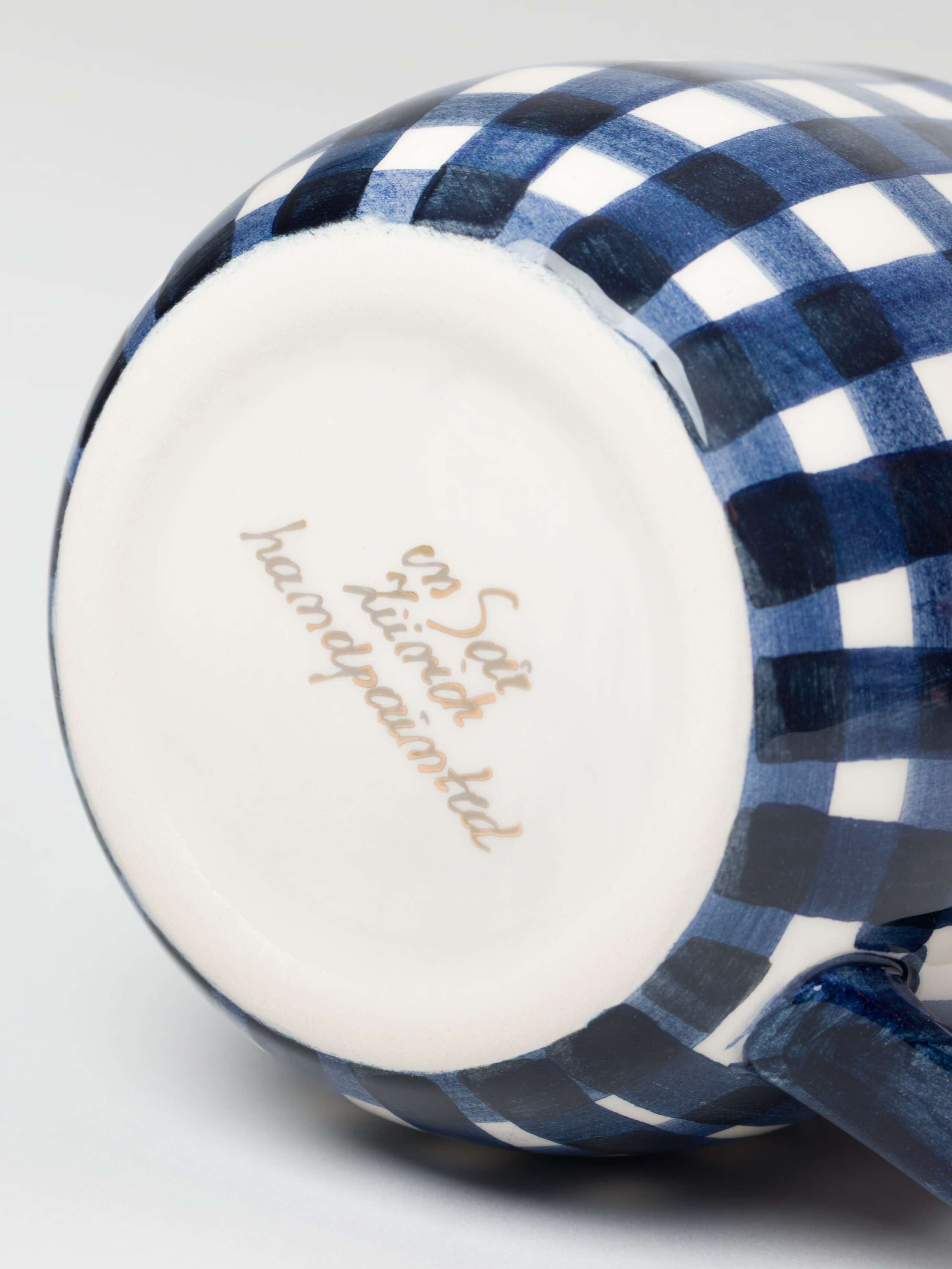 Bottom shot of cup in Zurich Navy showing handprinted logo 