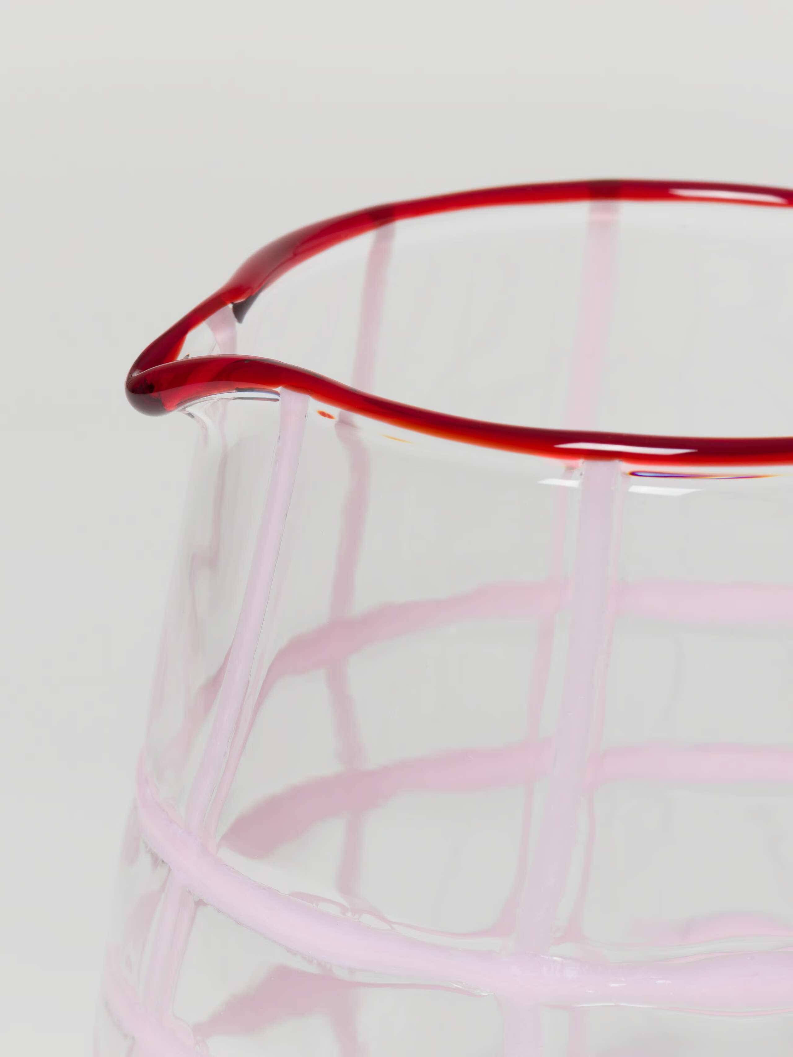 Glass jug in candy pink with enSoie red rim, Detail