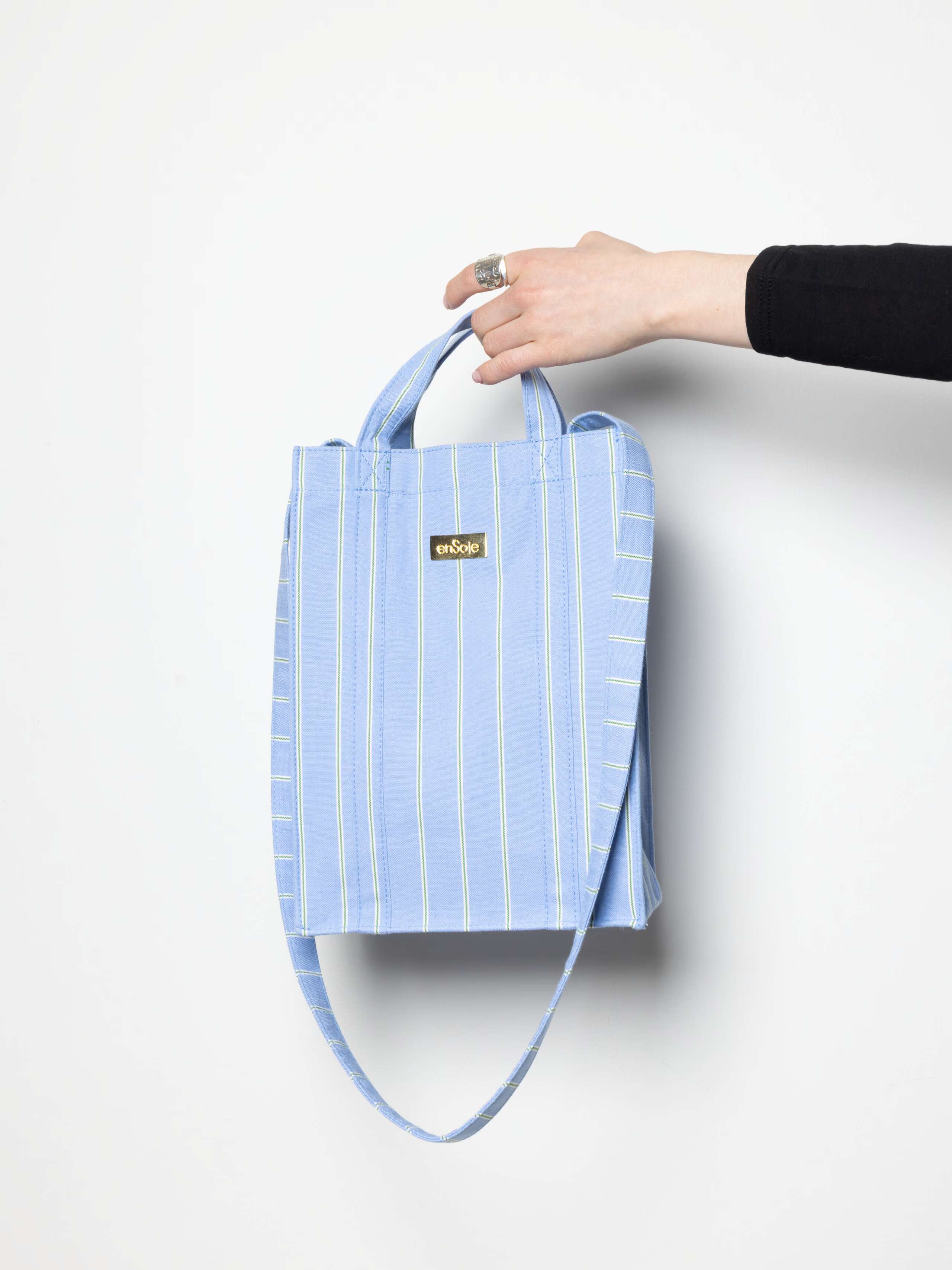 Product Shot of S Cabas Oxford Stripes Blue in hand 