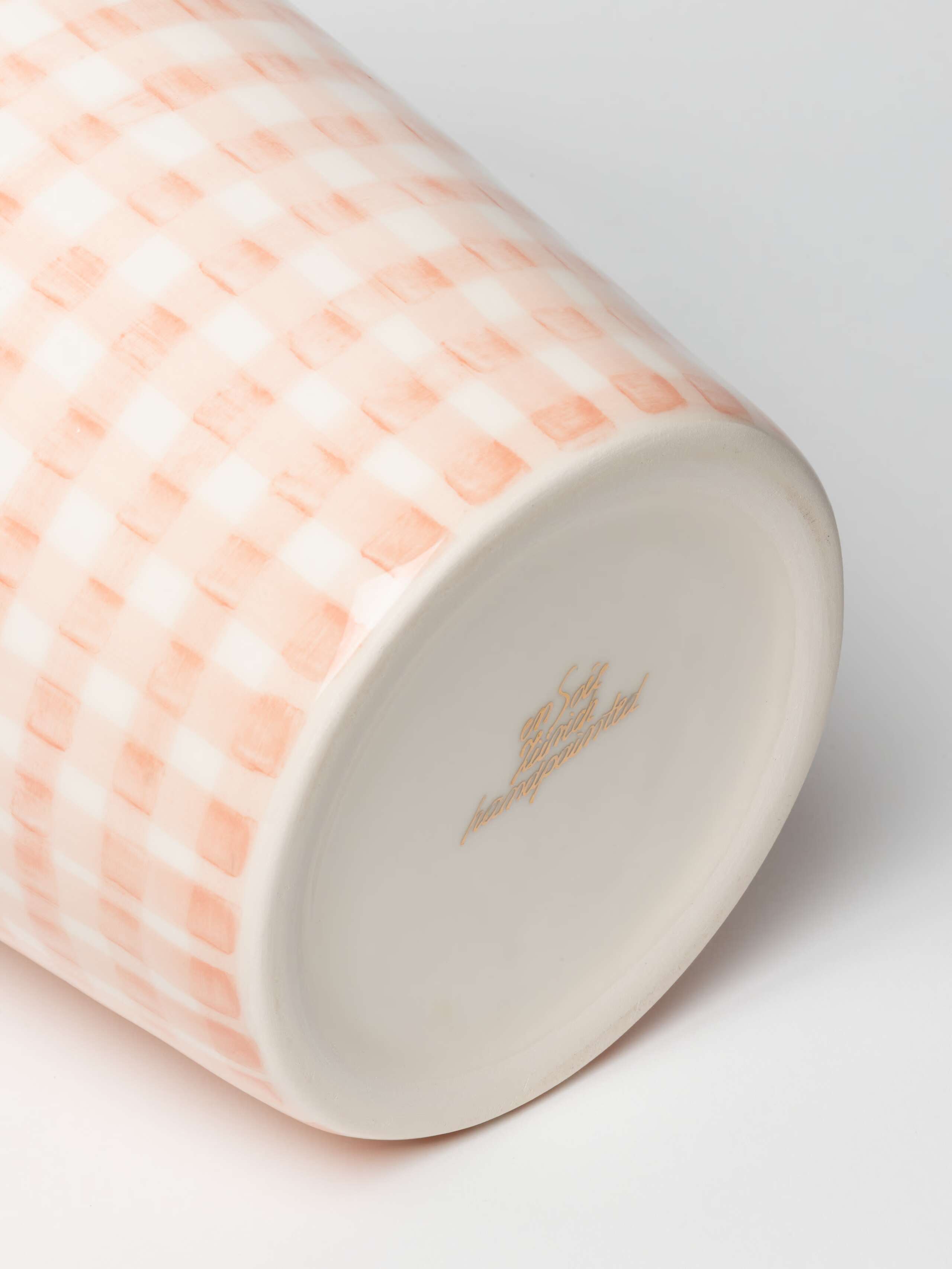 Detail Shot of gold logo on M vase  in Candy Pink 