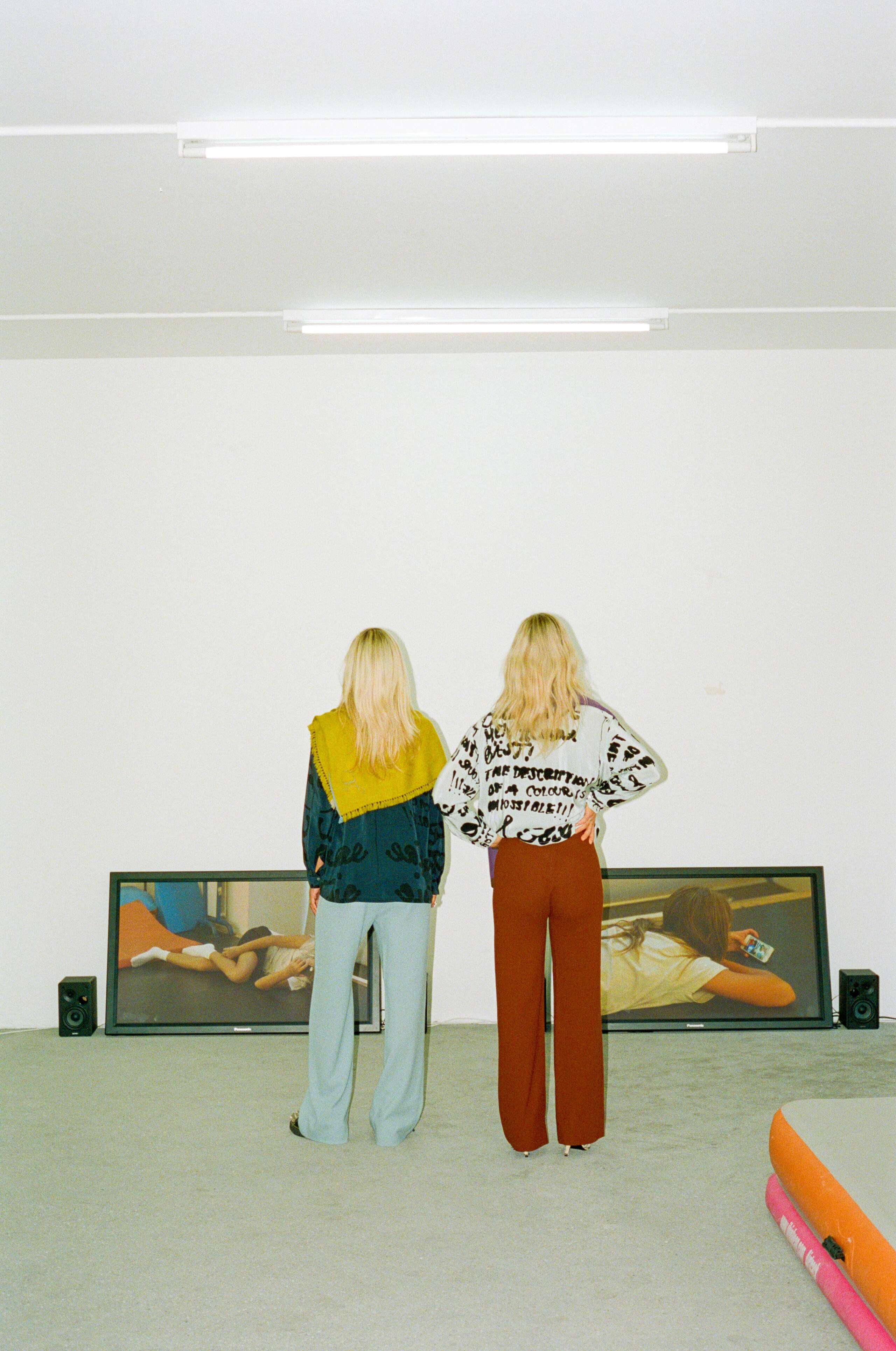 Karolina und Marina, Karma Galerie, enSoie