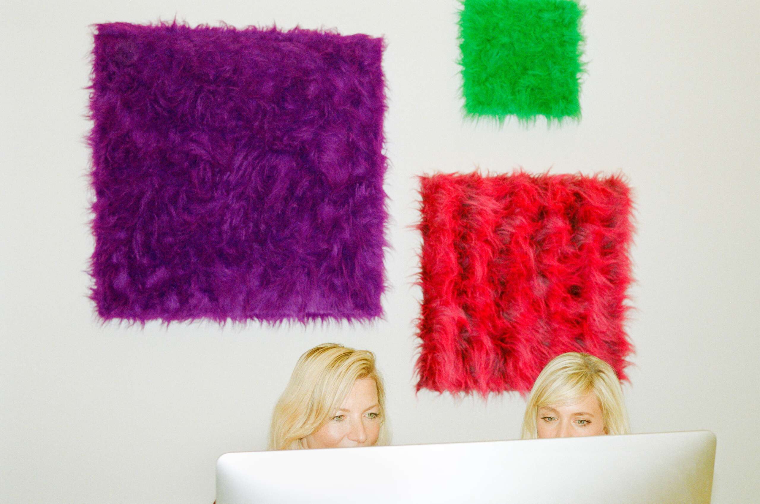 Karolina und Marina, Karma Galerie, enSoie