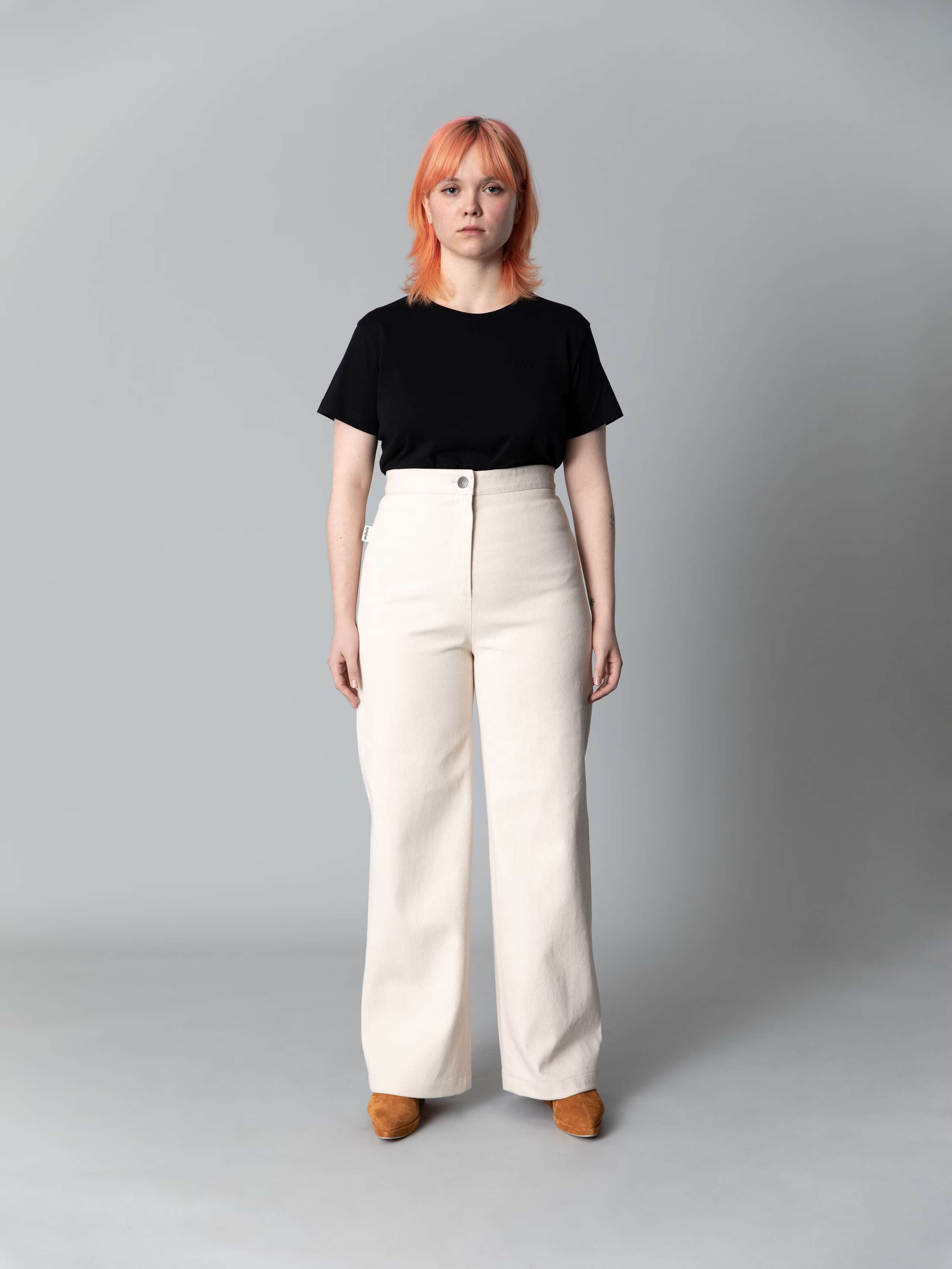 Model is weraing a beautiful wide leg and high waist jeans in ecru with 