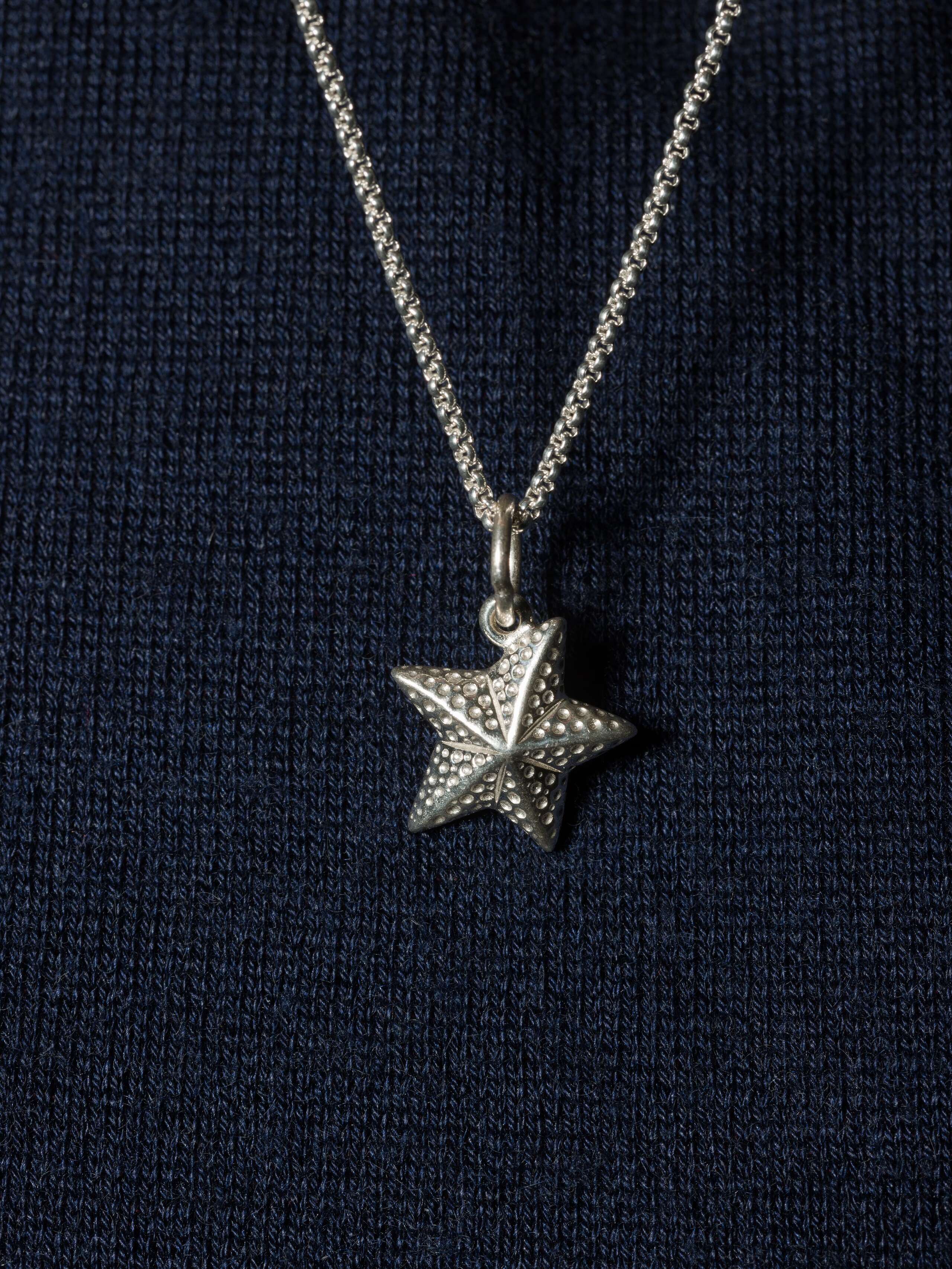 Picture of a beautiful starfish pendant made of sterling silver