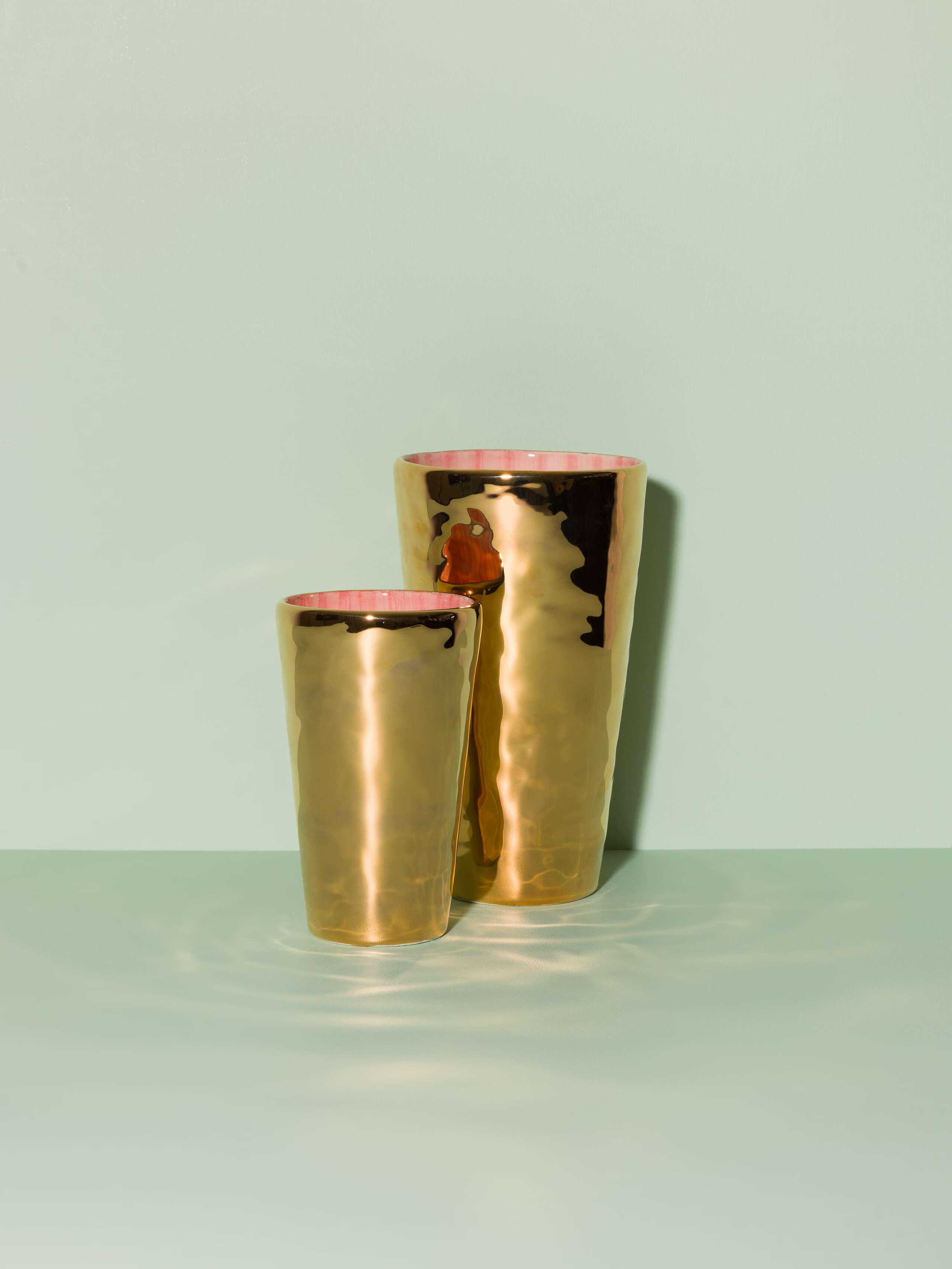 Picture of two gold vases in two different sizes