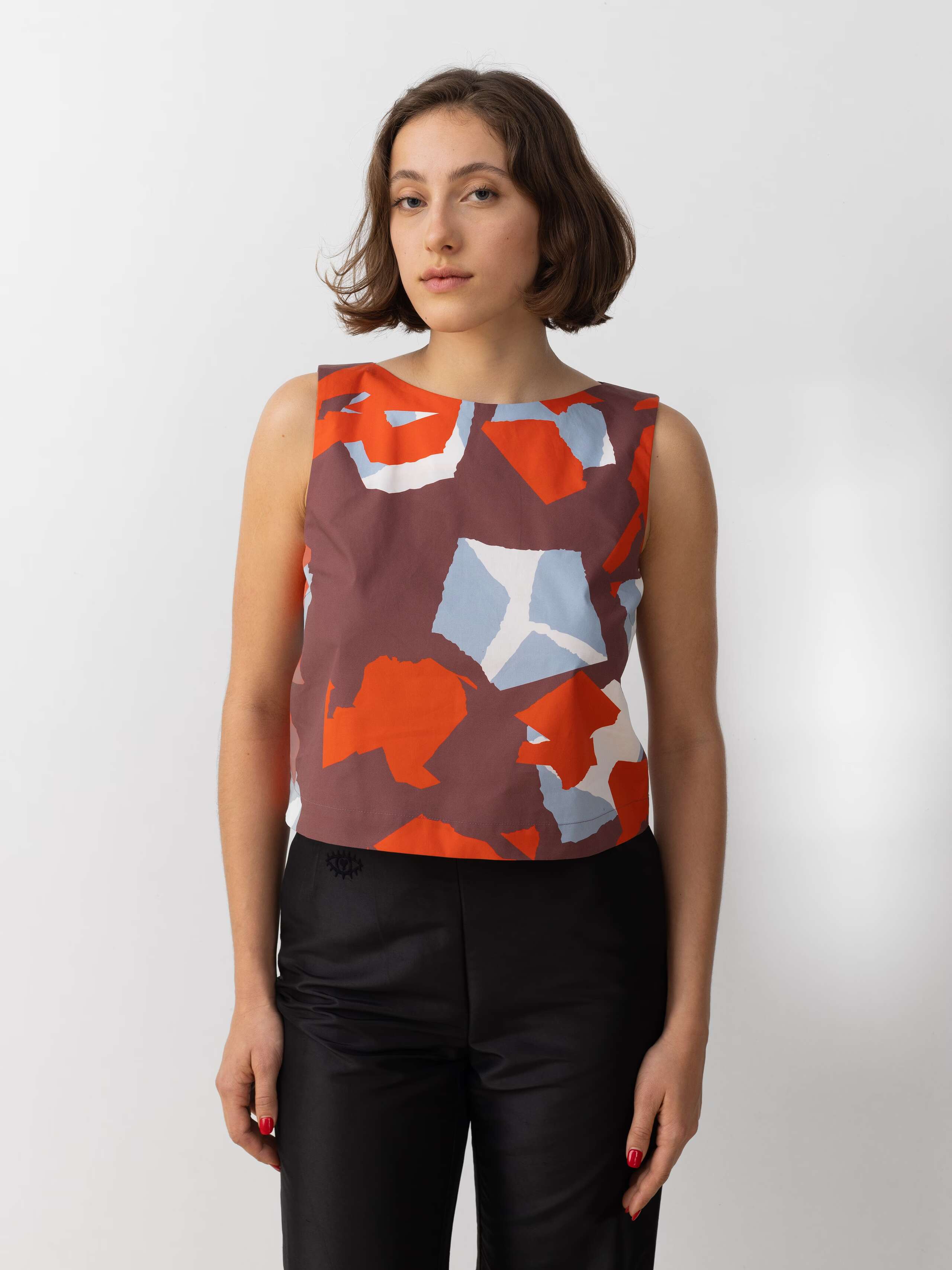 Model wearing the Junko top in poplin cotton printed Terrazzo