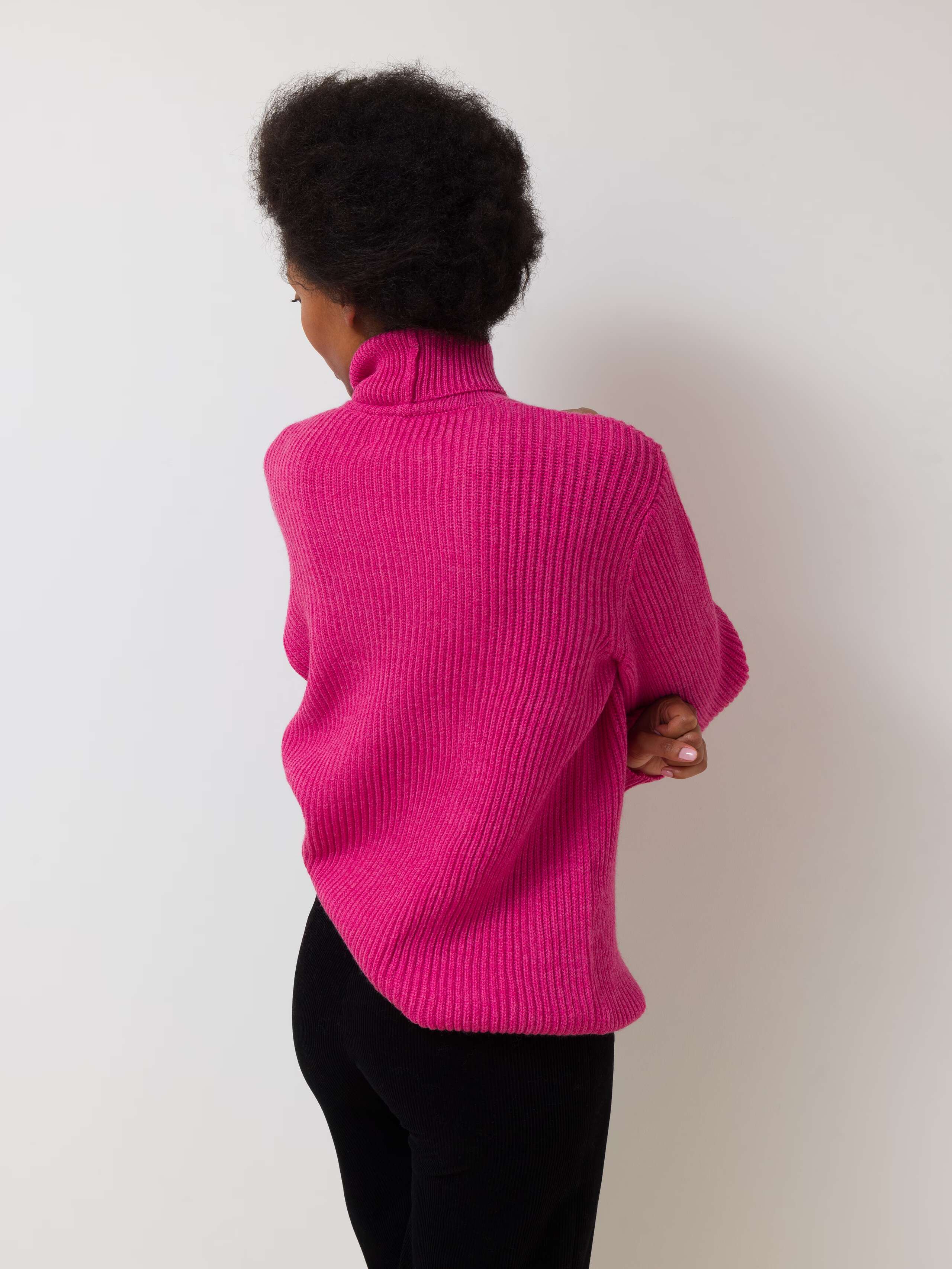 Eira Wool turtleneck sweater knitted in sunset pink