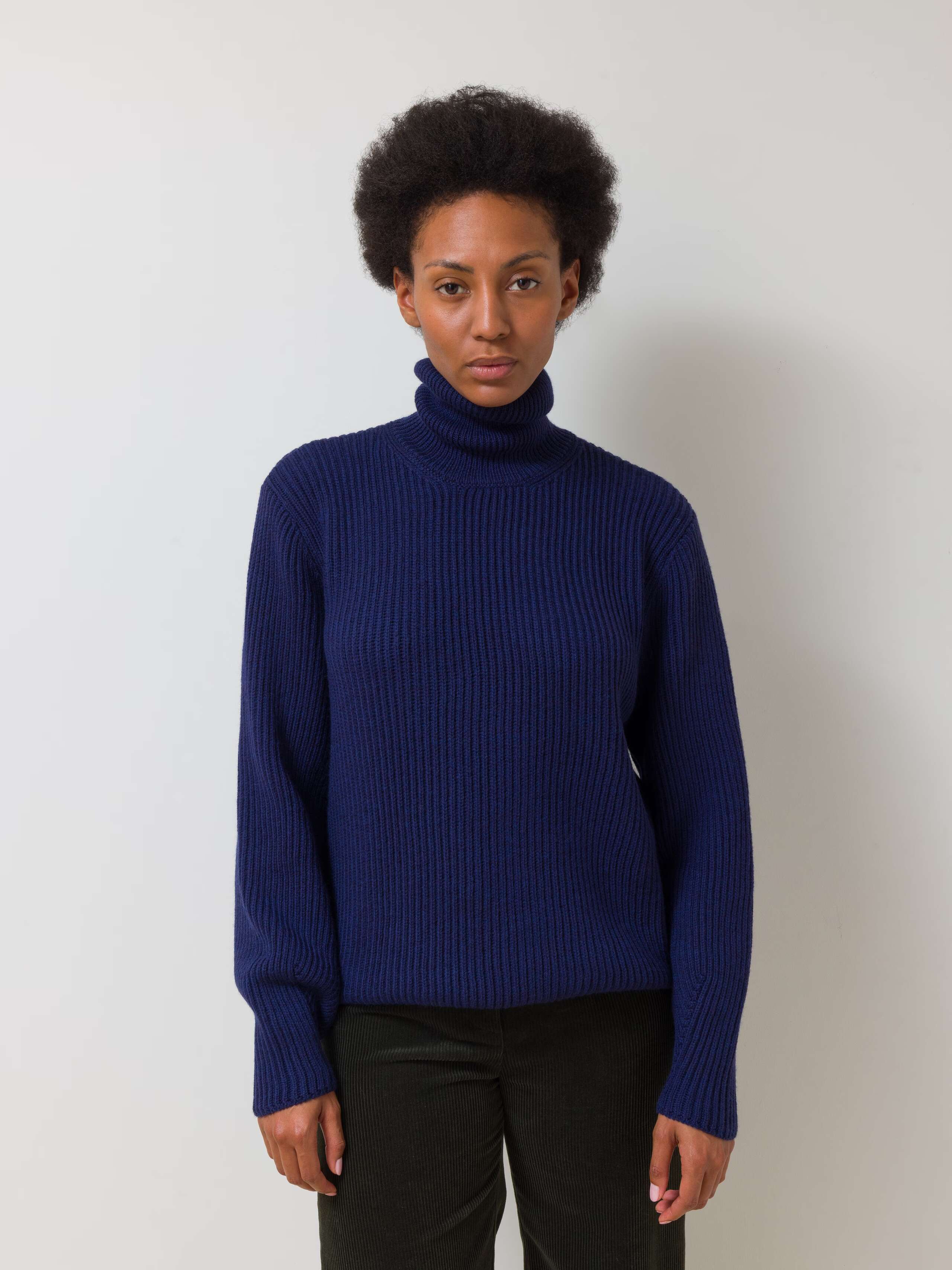 Eira Turtleneck sweater in wool knitted navy