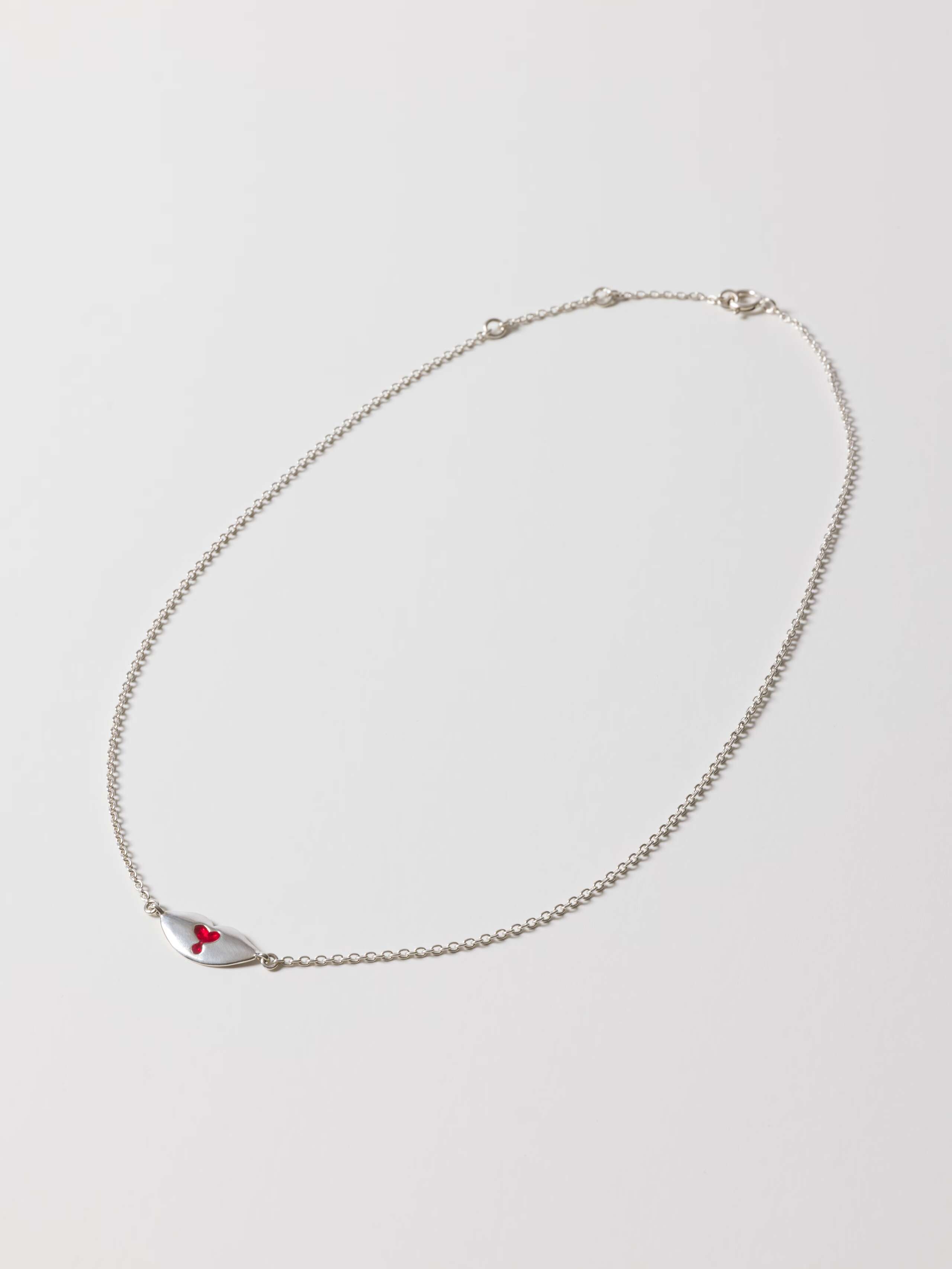 Lip necklace in sterling silver with enamel heart