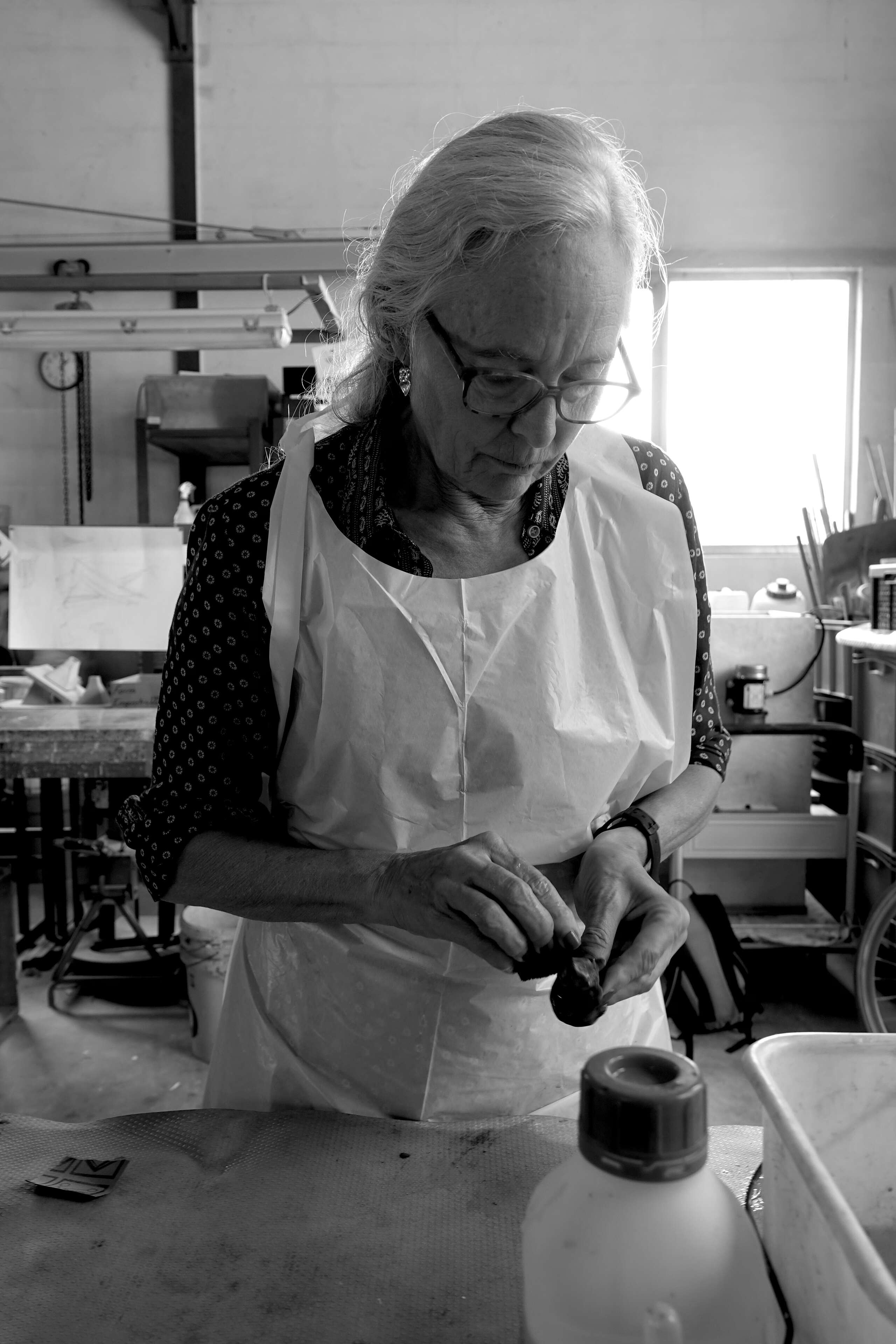 Picture of Monique Meier, founder of enSoie, forming a mould for a bronze statue.