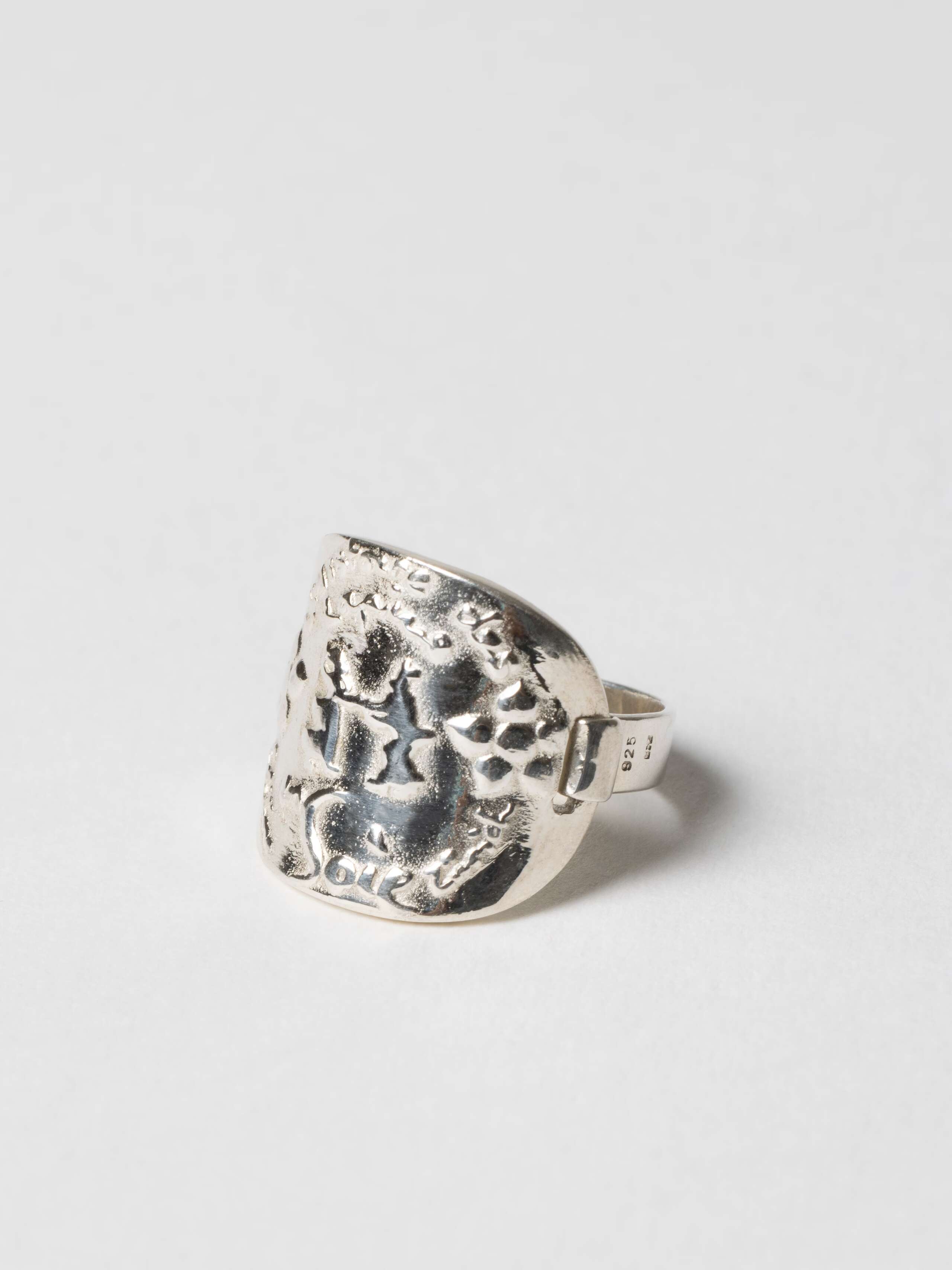 enSoie logo tag ring packshot from side