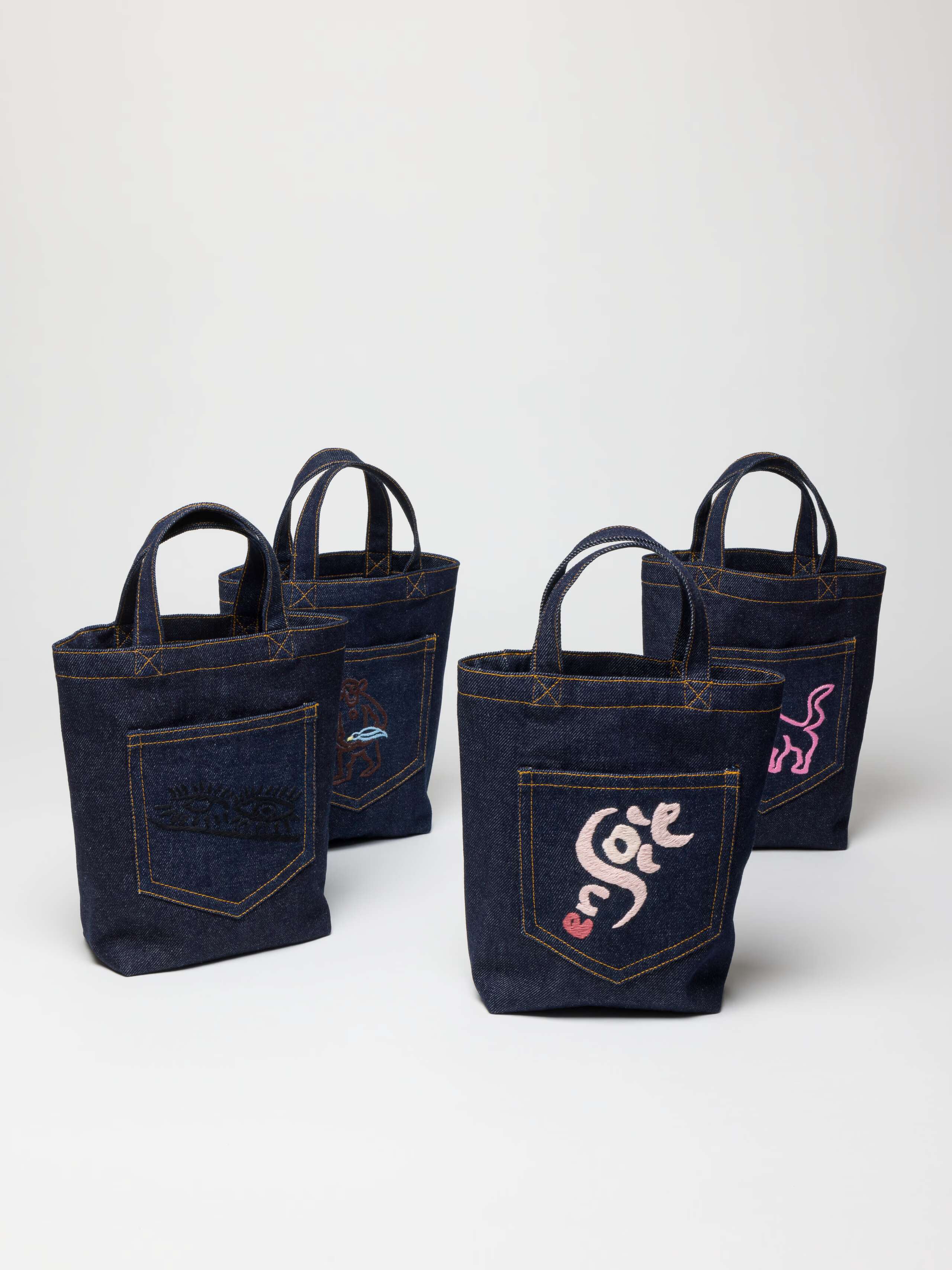 Indigo Denim paperbag with pocket and embroidery in four sujets and colourations