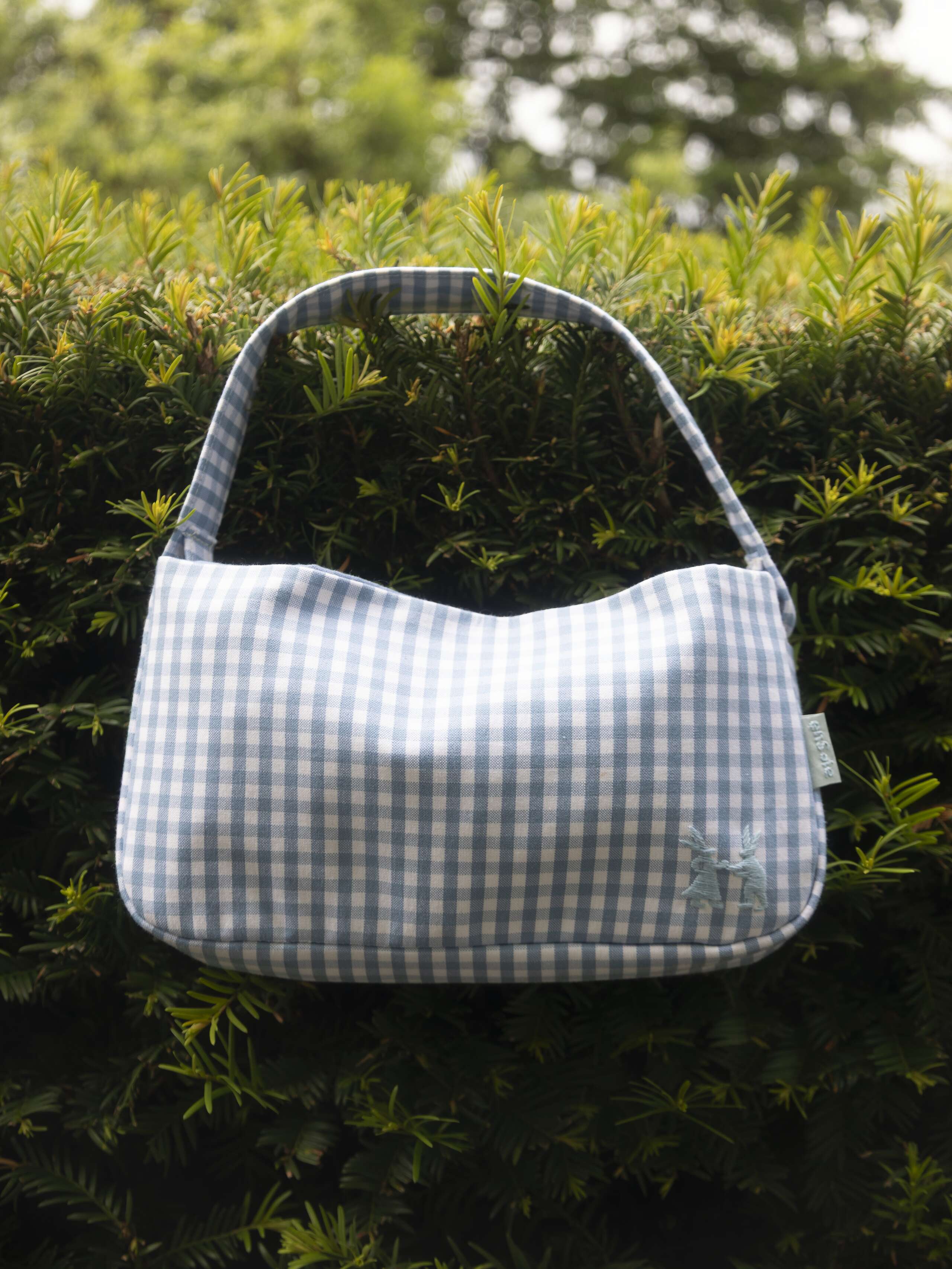 Picture of a handbag in light blue vichy check 