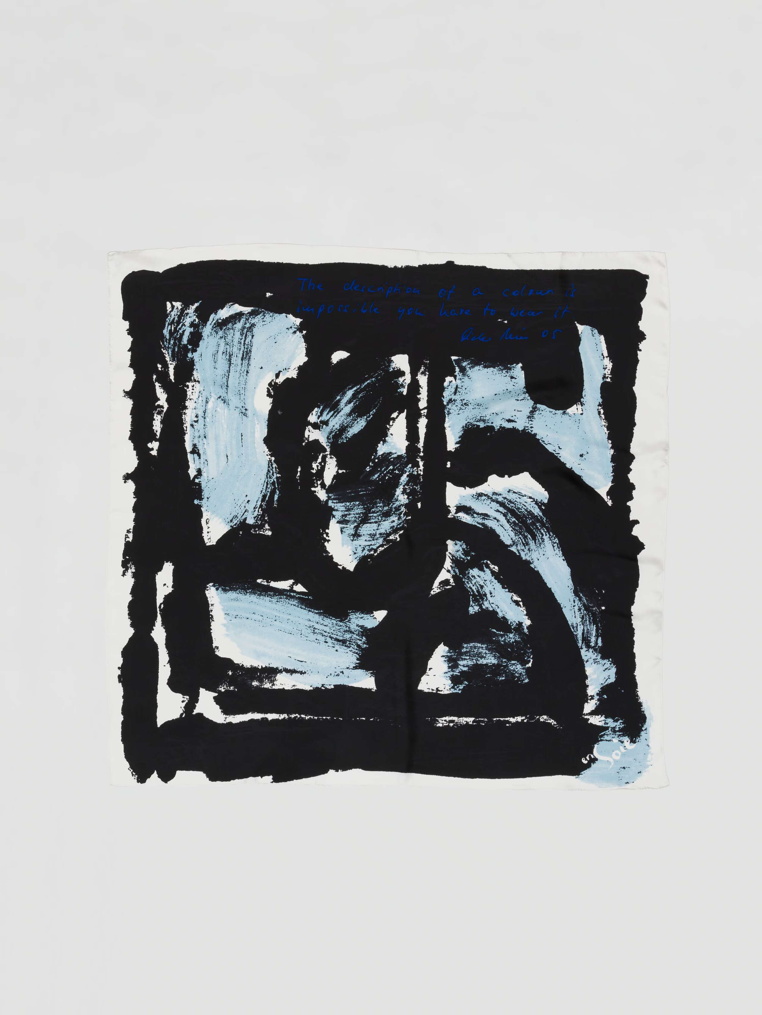 The description of a colour foluard in black, light blue