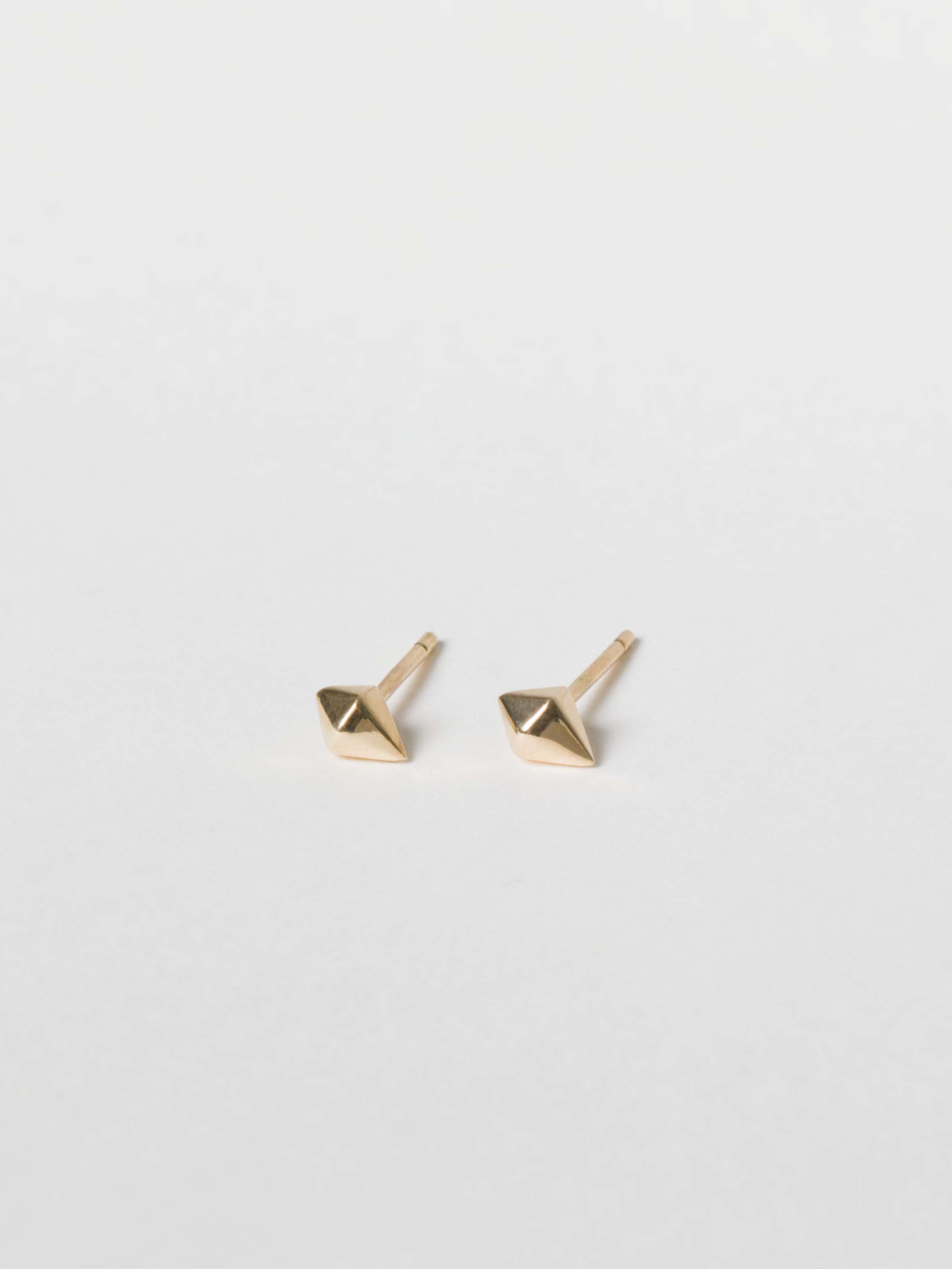 Rhomb ear studs in 9 karat gold