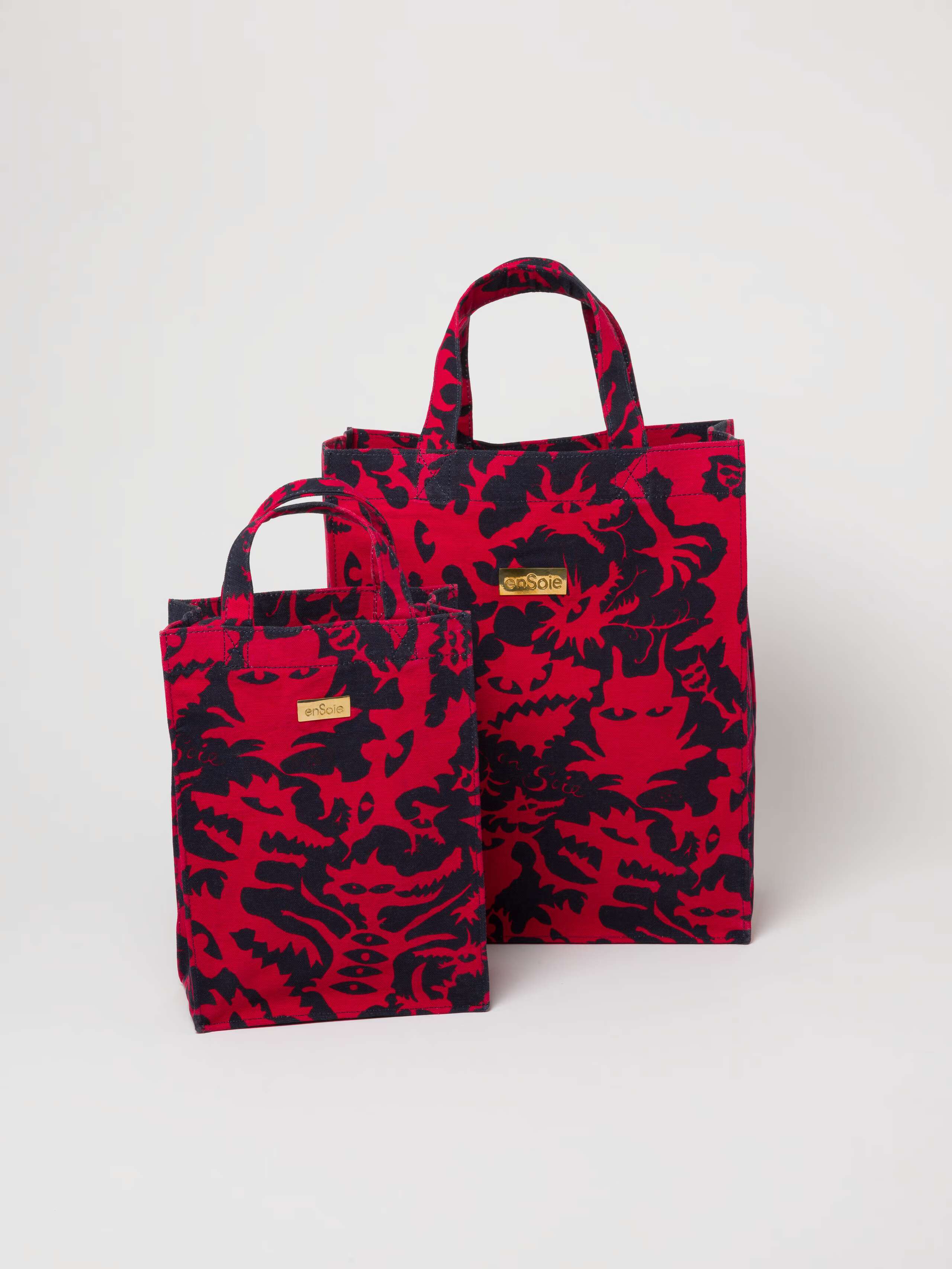 Picture of two canvas bags in red and navy blue shades