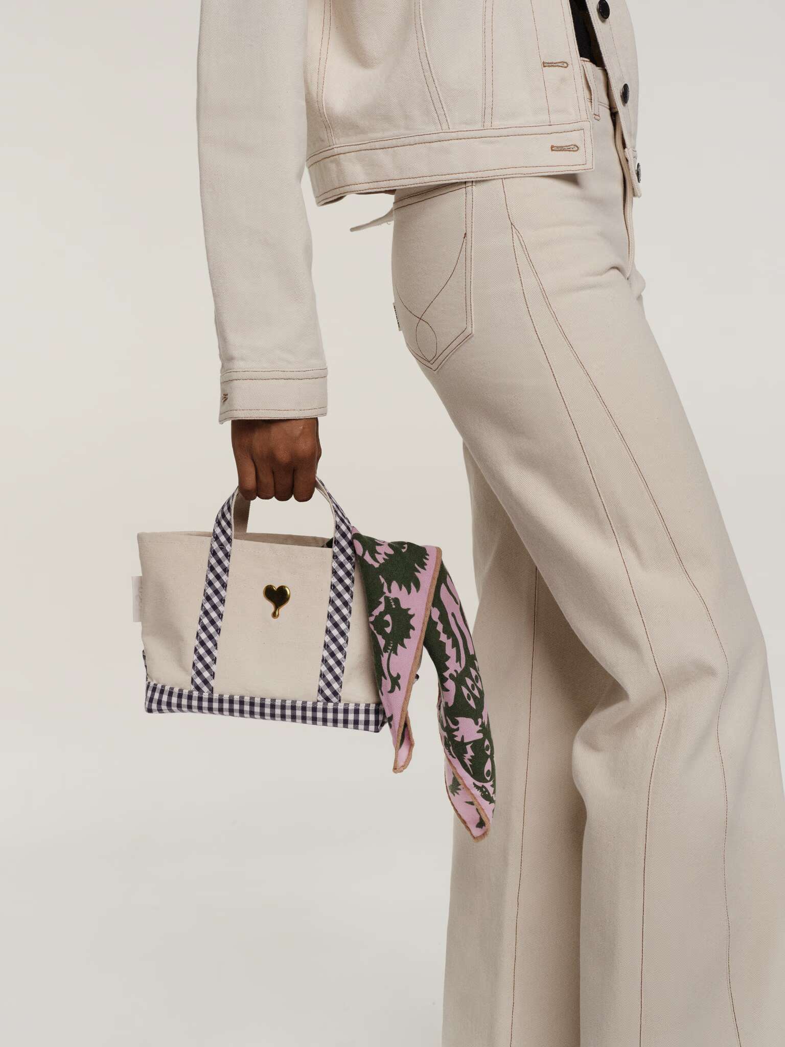 Picture of a women wearing a ecru coloured jeans