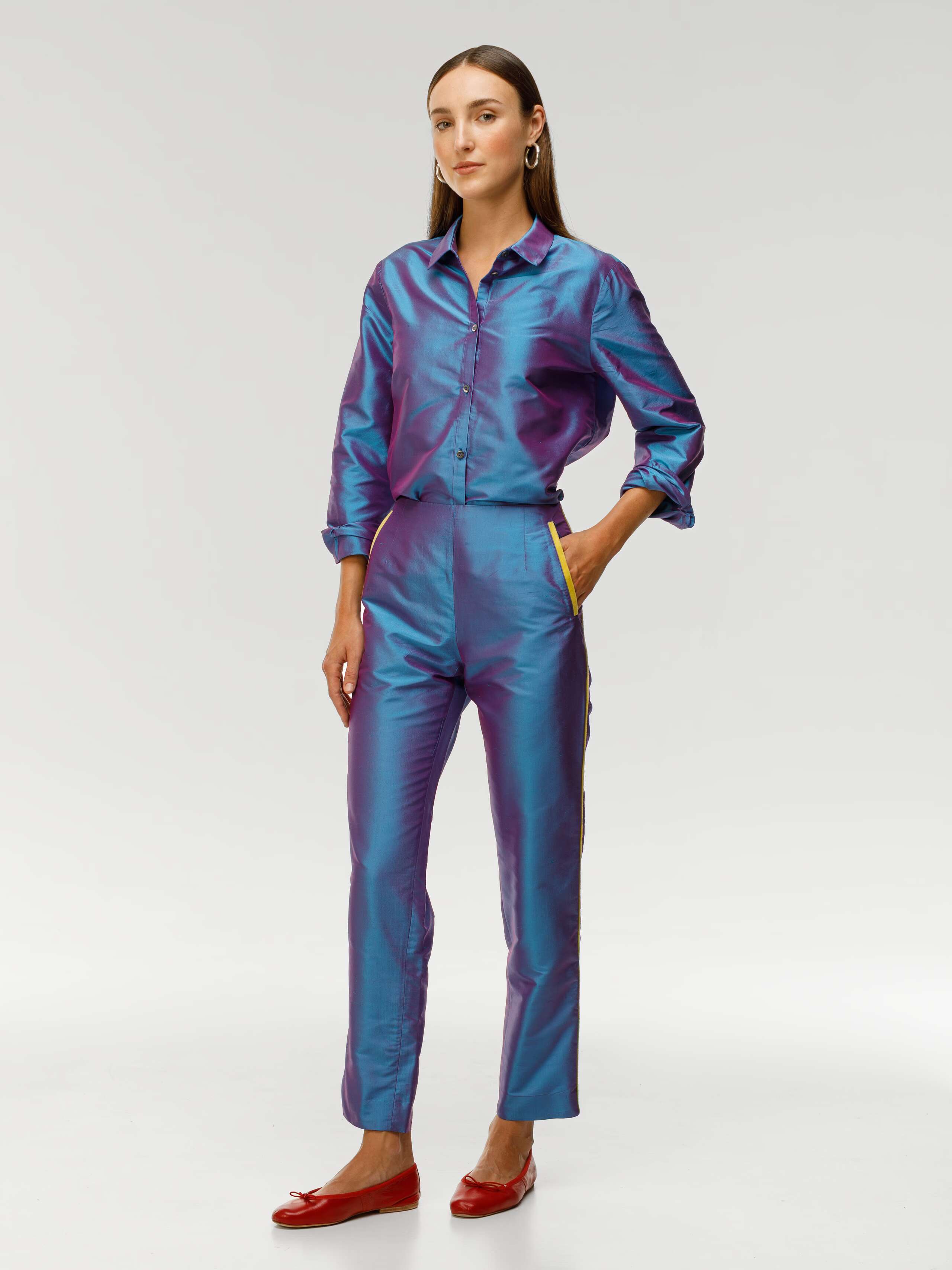 Diane funky blue trousers in silk, worn by model