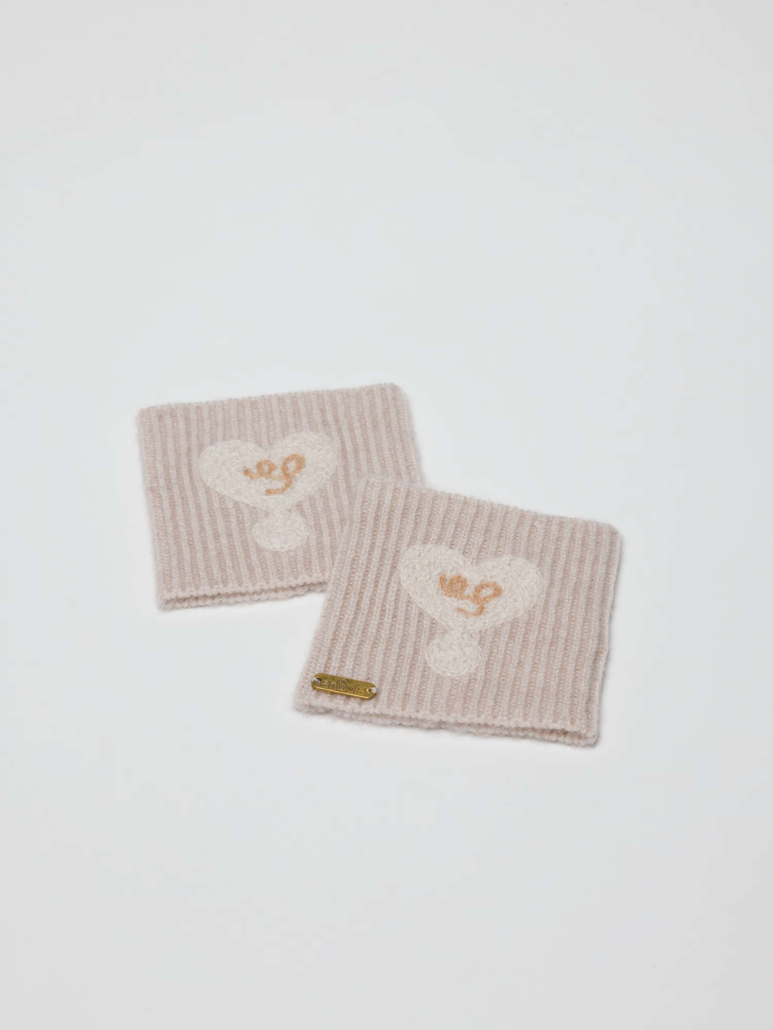 Picture of beige cashmere wrist warmers 