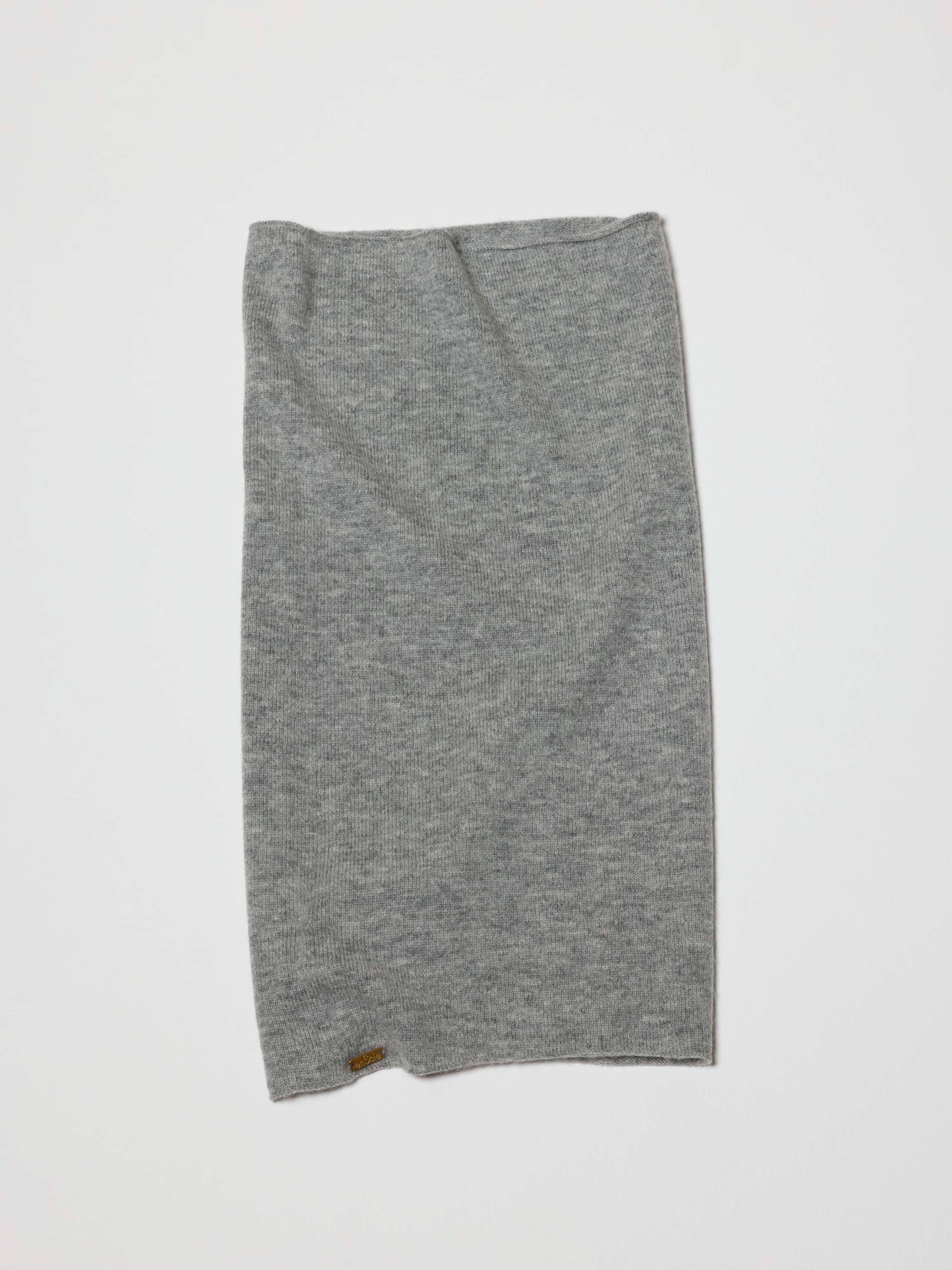 Picture of a light grey fine knit tube hat made from finest wool and cashmere