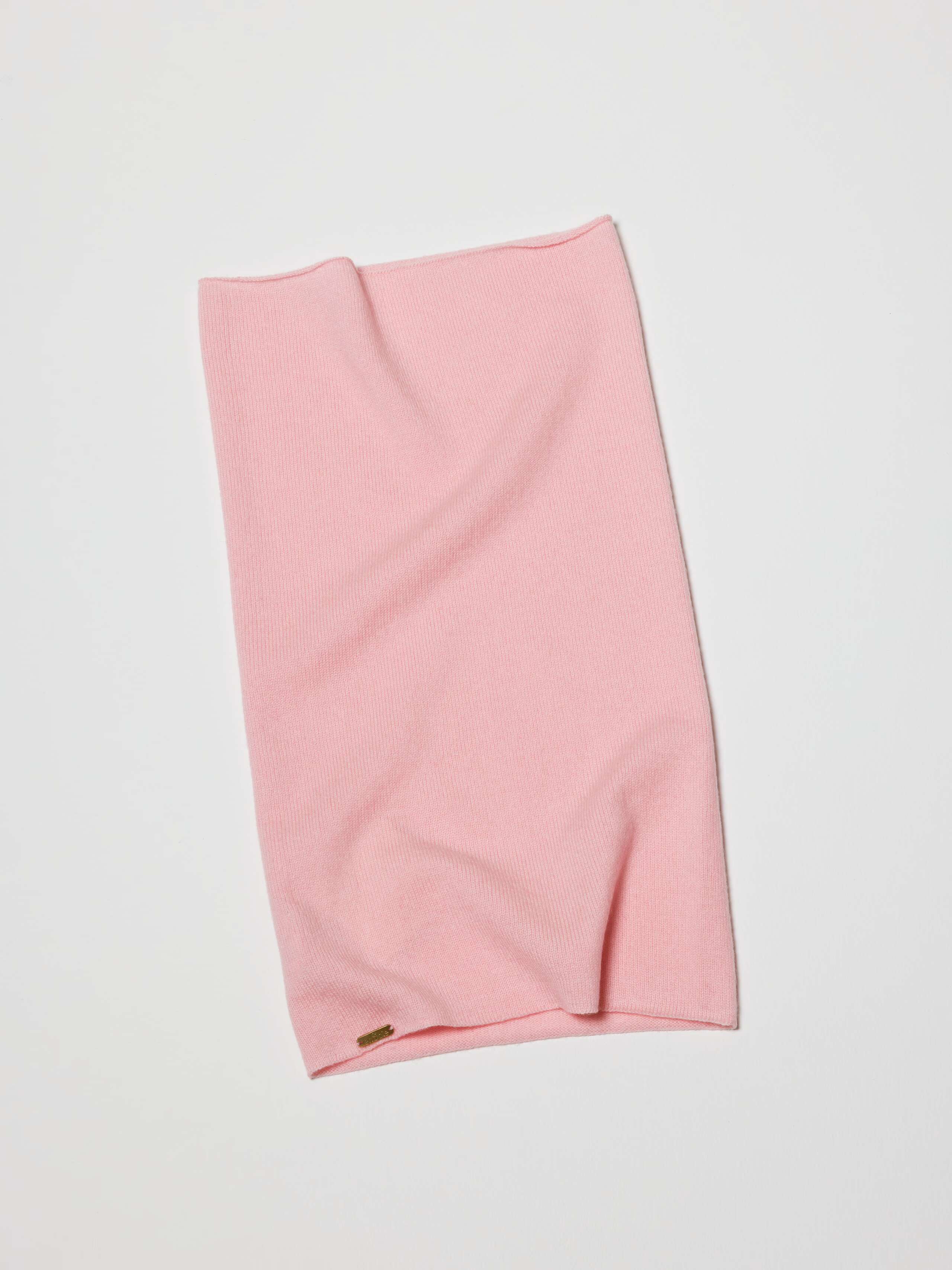 Picture of a light pink fine knit tube hat made from finest wool and cashmere