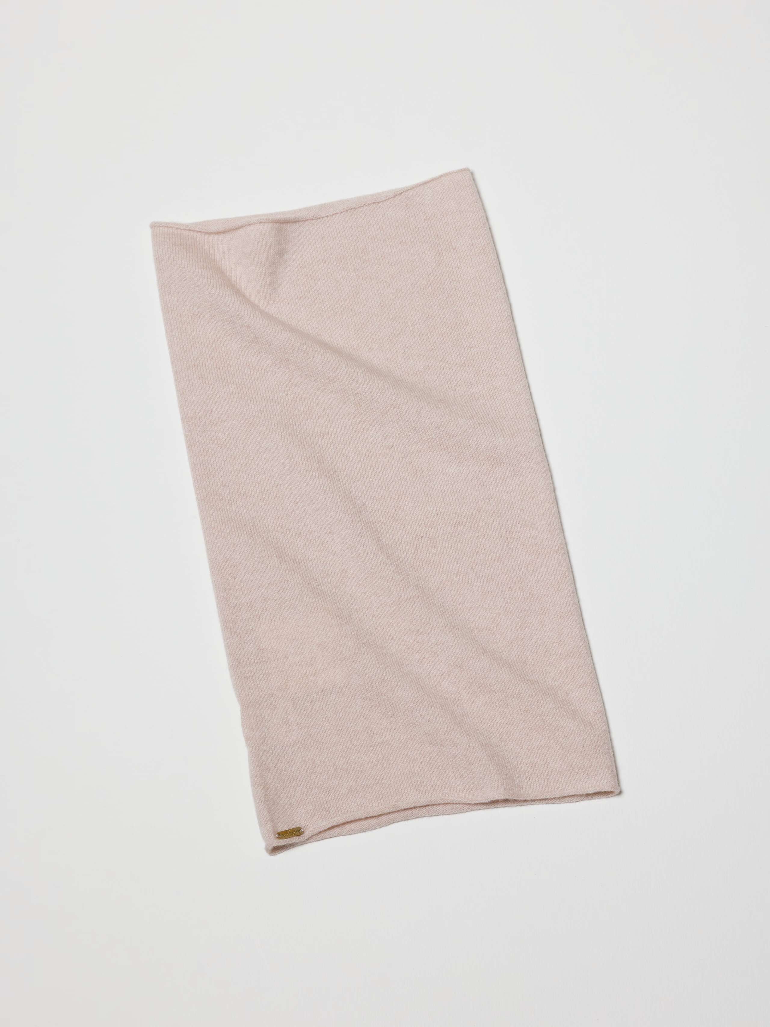 Picture of a light beige fine knit tube hat made from finest wool and cashmere