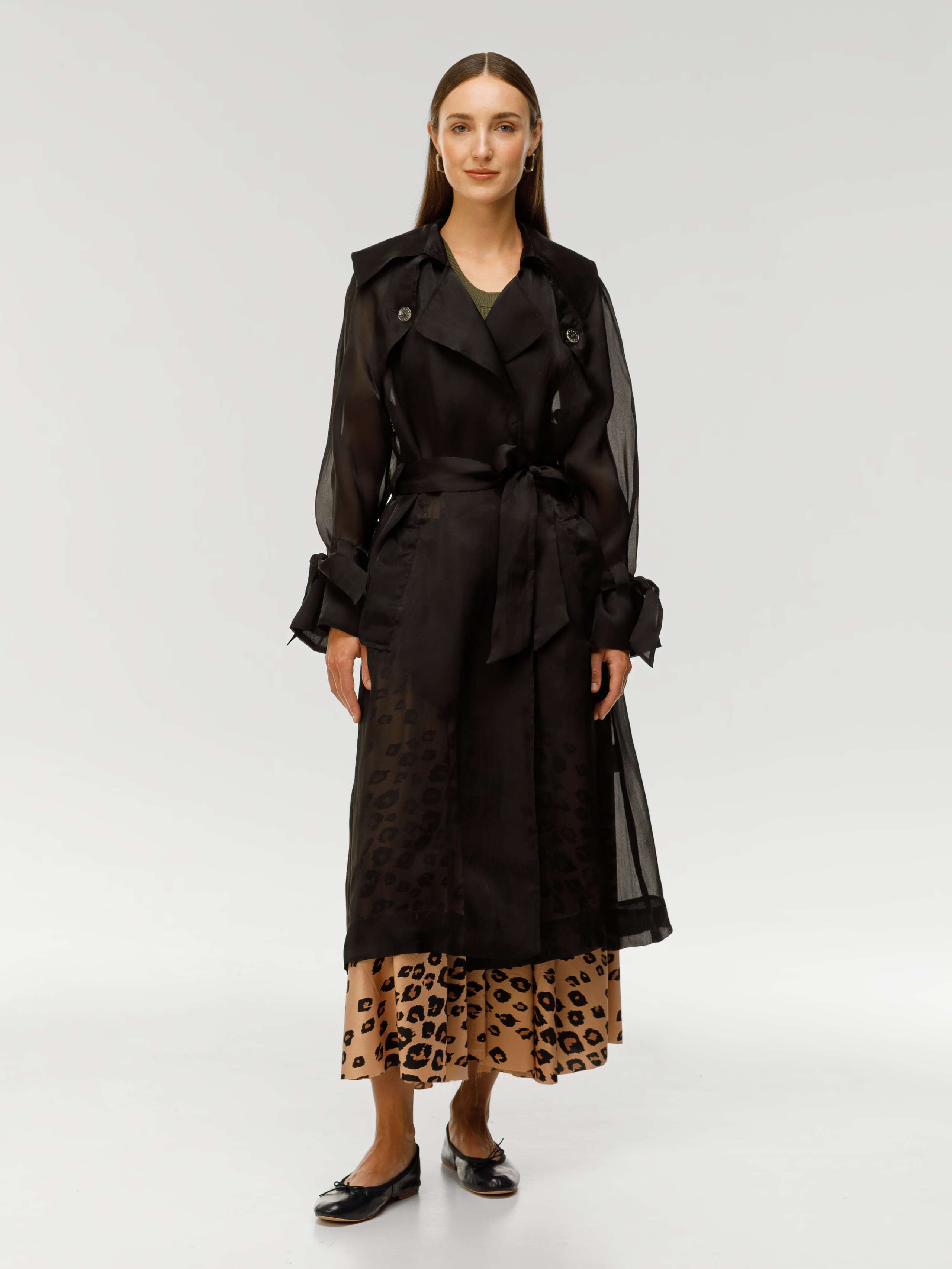 Manhattan Trenchcoat in satin organza silk black worn by model