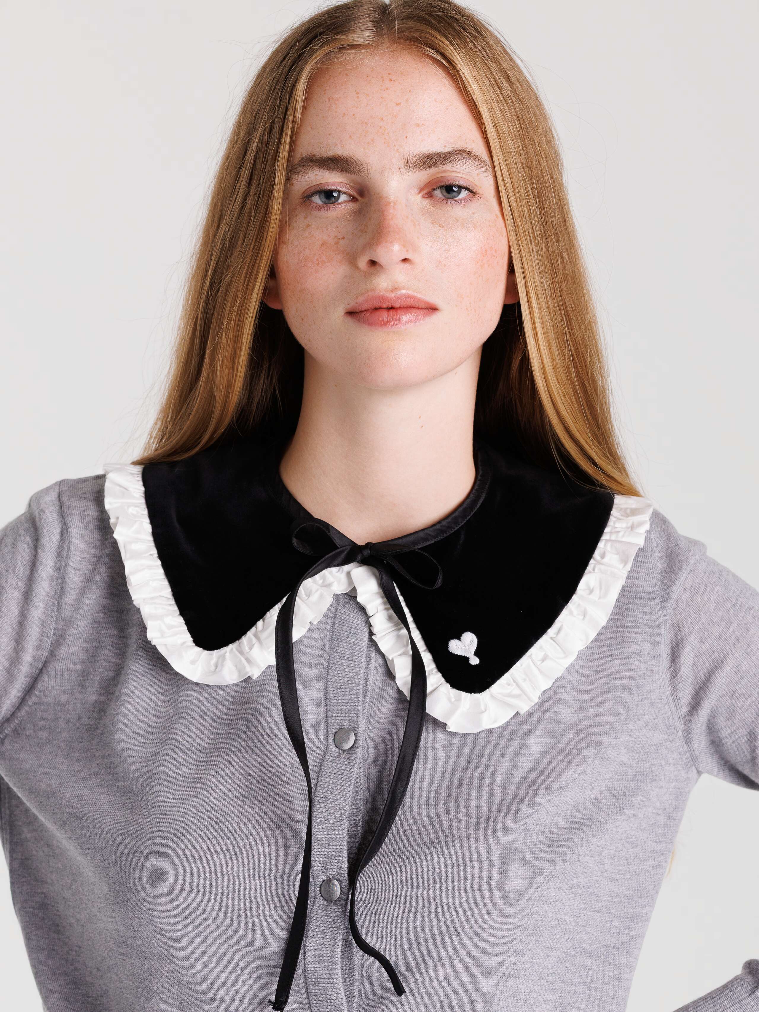 Juliet Collar in black velvet silk with white frills