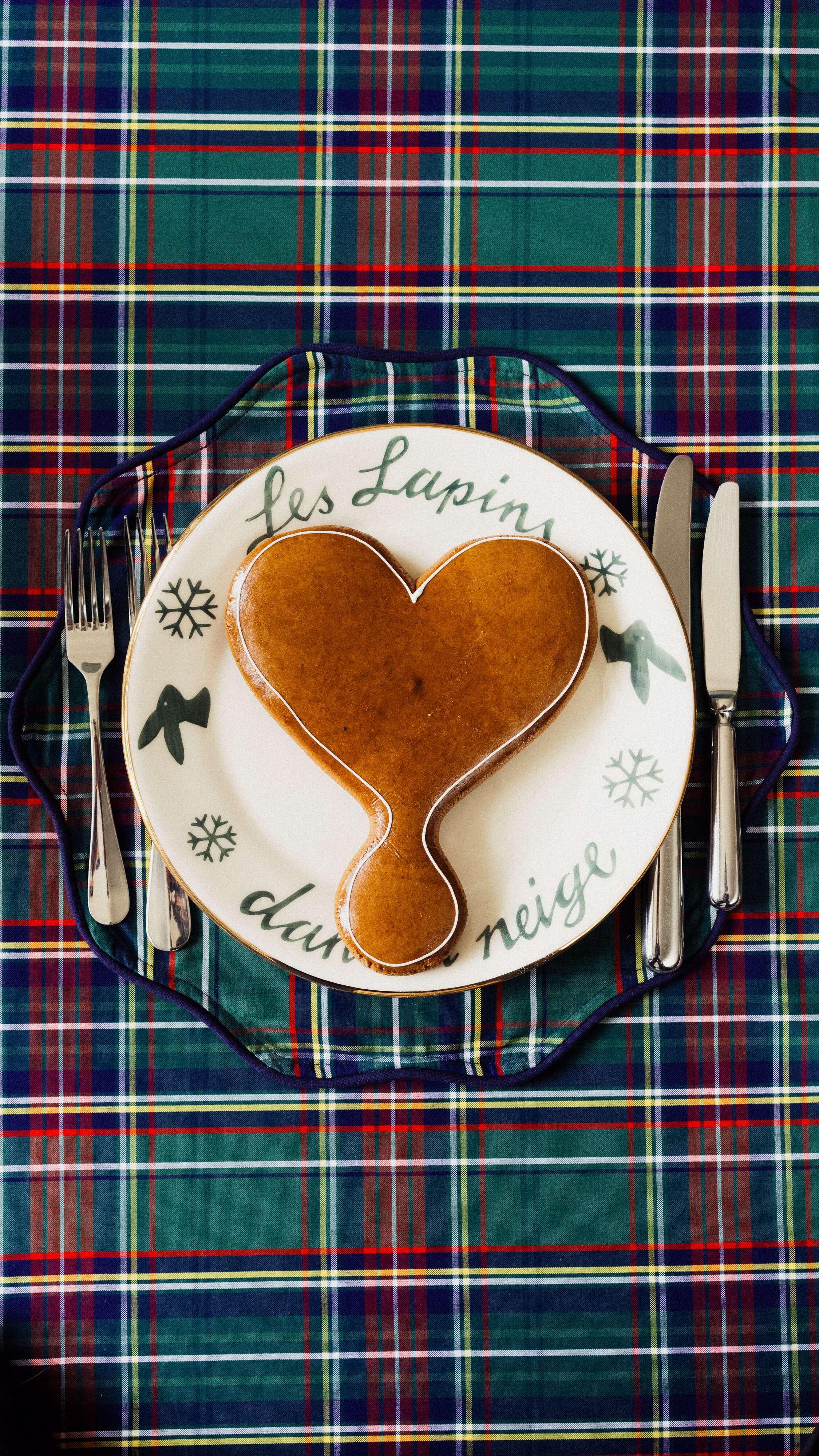 Picture of a plate with a big gingerbread in heart shape