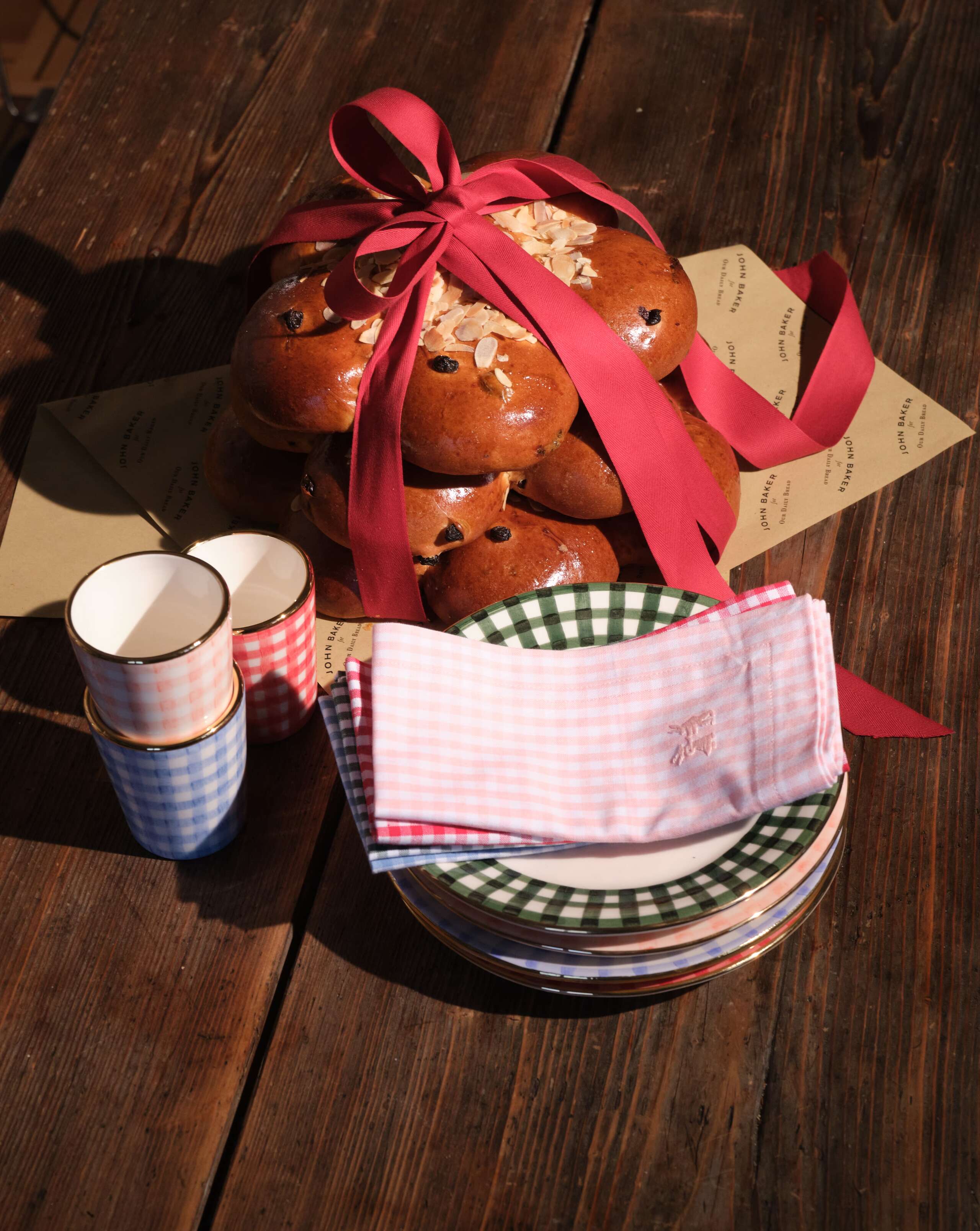 Bild eines Tisches mit einem Dreikönigskuchen und kariertem Geschicht