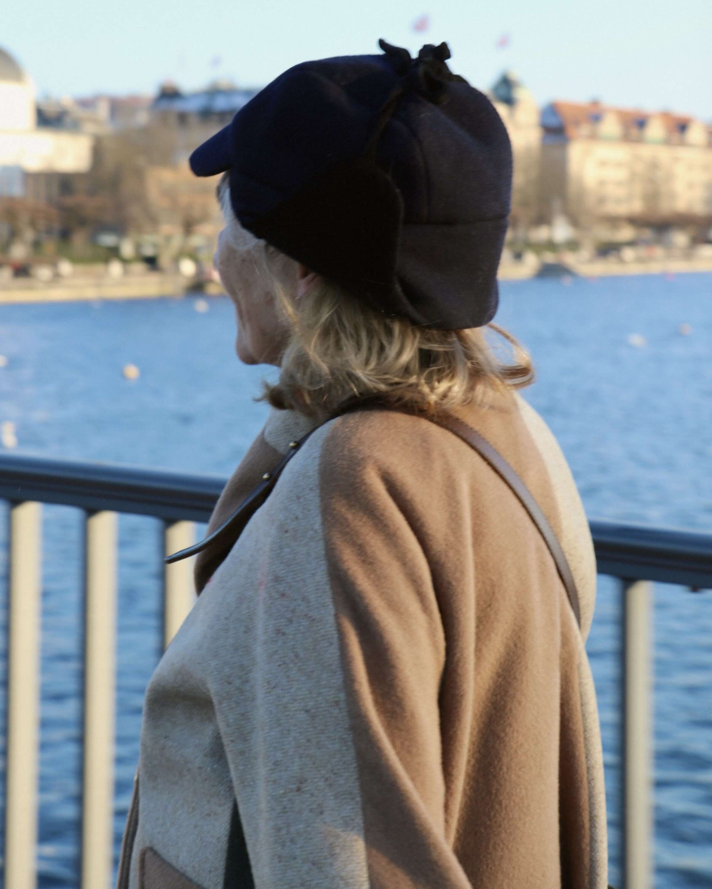 Picture of a women in front of lake Zurich